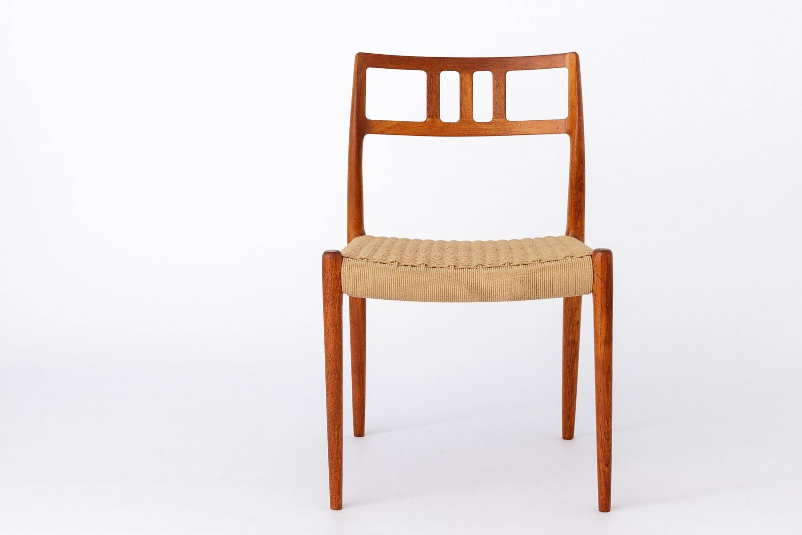 1 van 3 Niels Otto Møller Model 79 stoelen – iconisch Deens teakdesign, ca. jaren 1960 photo furniture