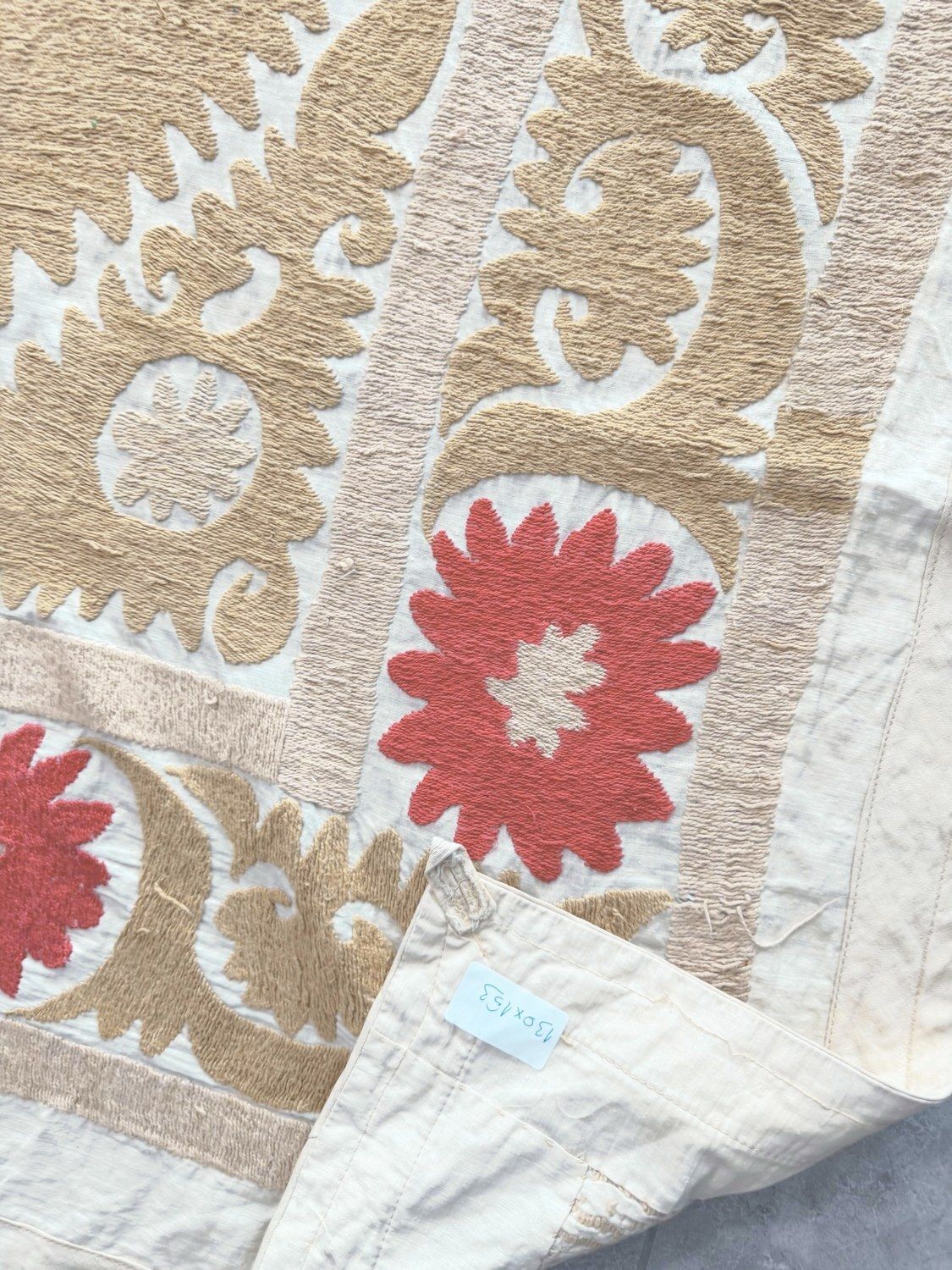 photo for sale Suzani vintage brodé, tons neutres beige, Asie, 130 x 153 cm