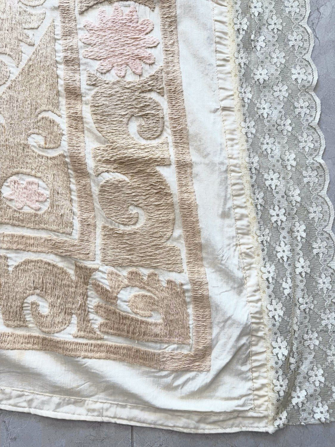 Boheems Suzani Tafelkleed uit Centraal-Azië, 4'130 x 153 cm photo Textiel