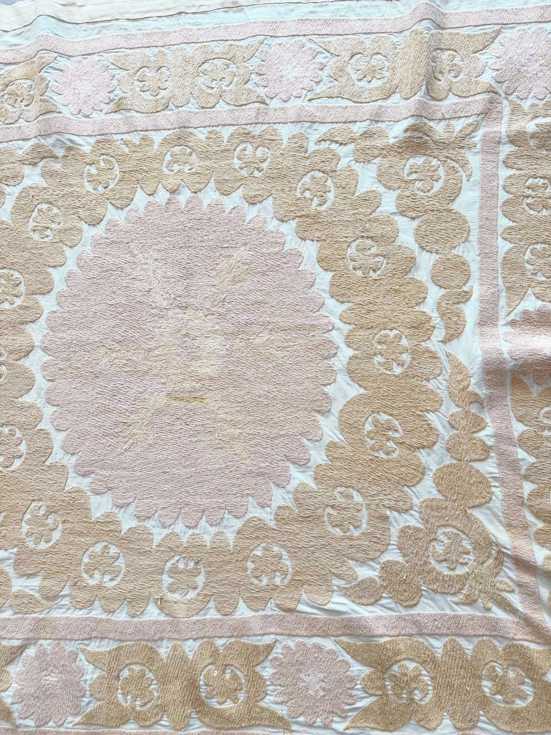 Suzani mural vintage, broderie main, 132 x 162 cm photo furniture