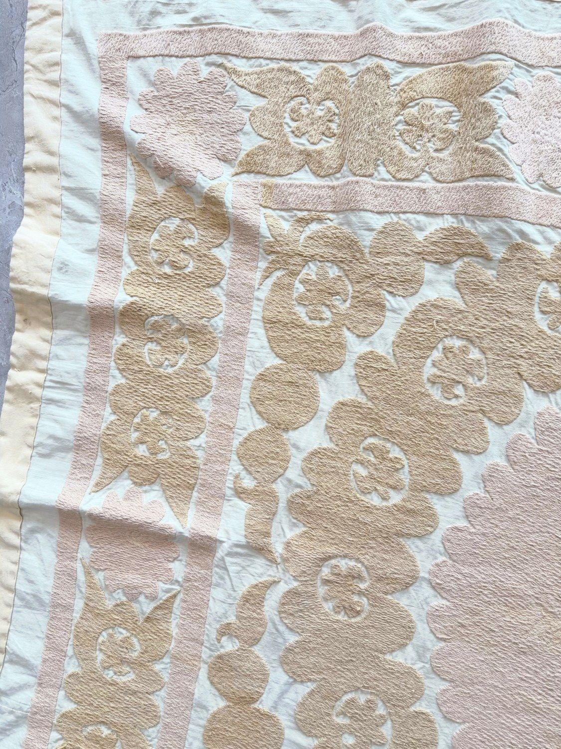 Suzani mural vintage, broderie main, 132 x 162 cm photo Textiles