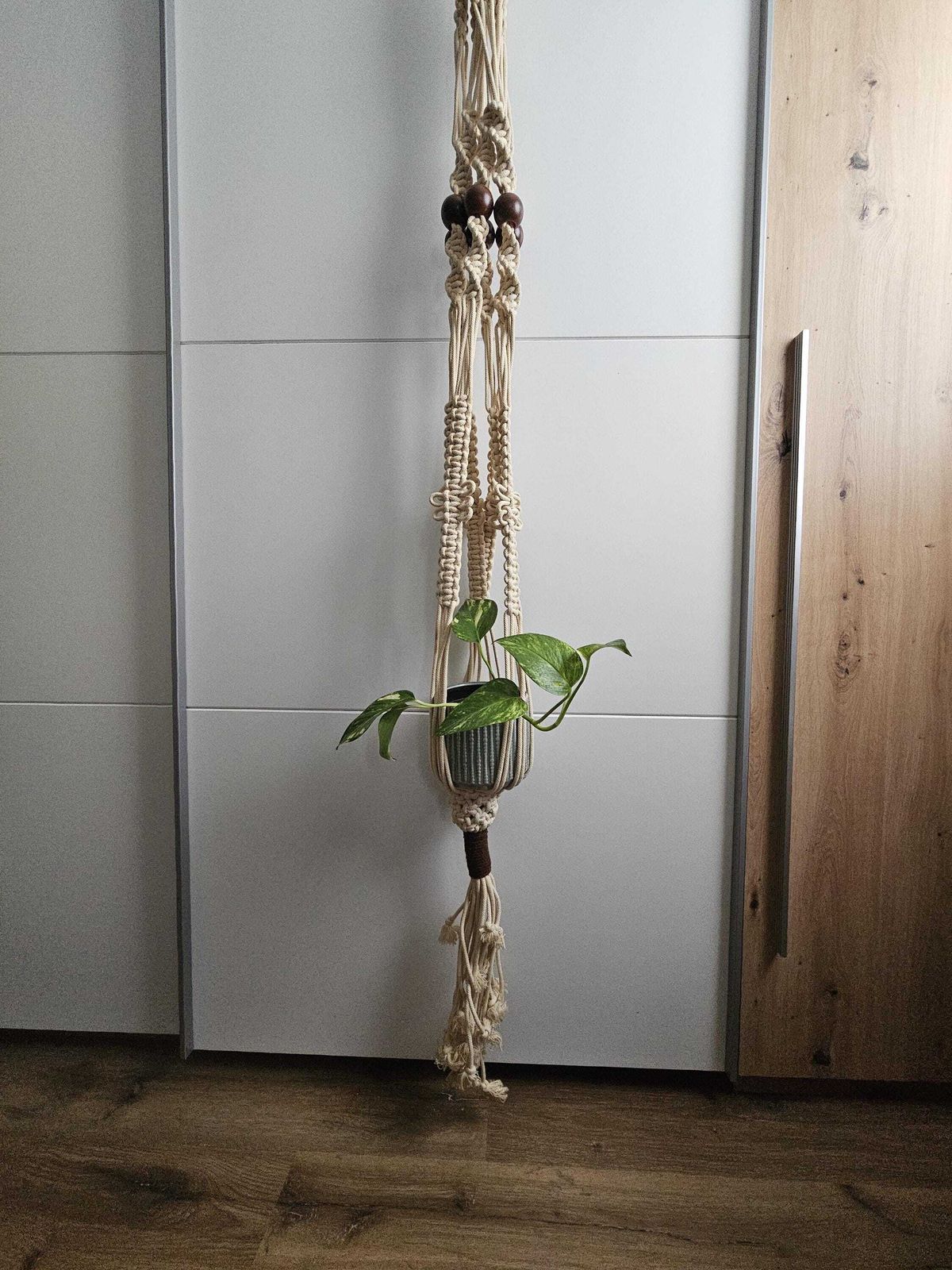 Vintage macramé plantenhanger: 180 cm boho touwhouder met houten kralen, mid-century stijl photo vintage