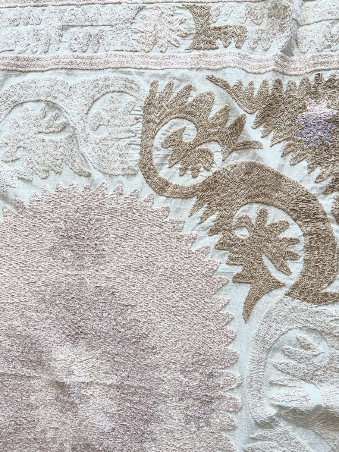 Suzani borduurwerk wanddecoratie, neutraal beige Oezbeeks tafelkleed 133 x 144 cm photo 272.0