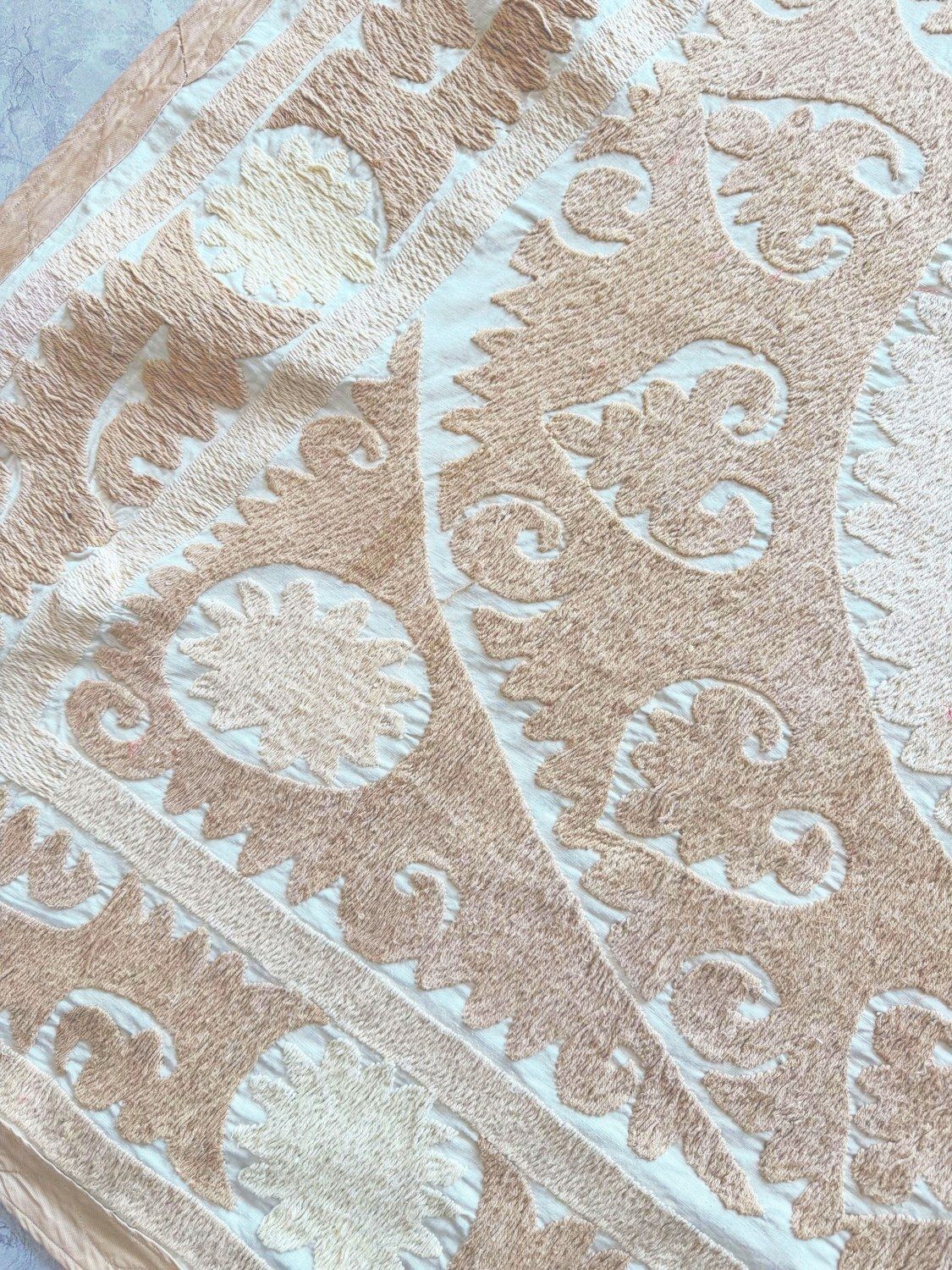 Neutrale Beige Samarkand Suzani Textiel Wanddecoratie 134 x 153 cm photo Textiel