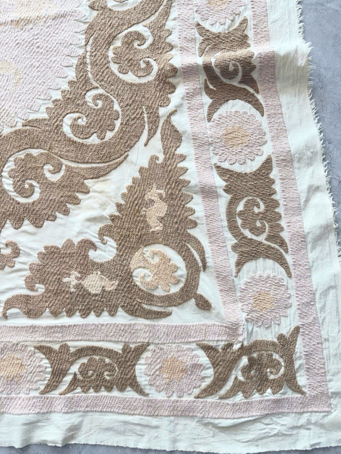 Nappe suzani d'Asie centrale, textile brodé vintage, 134 x 167 cm photo vintage