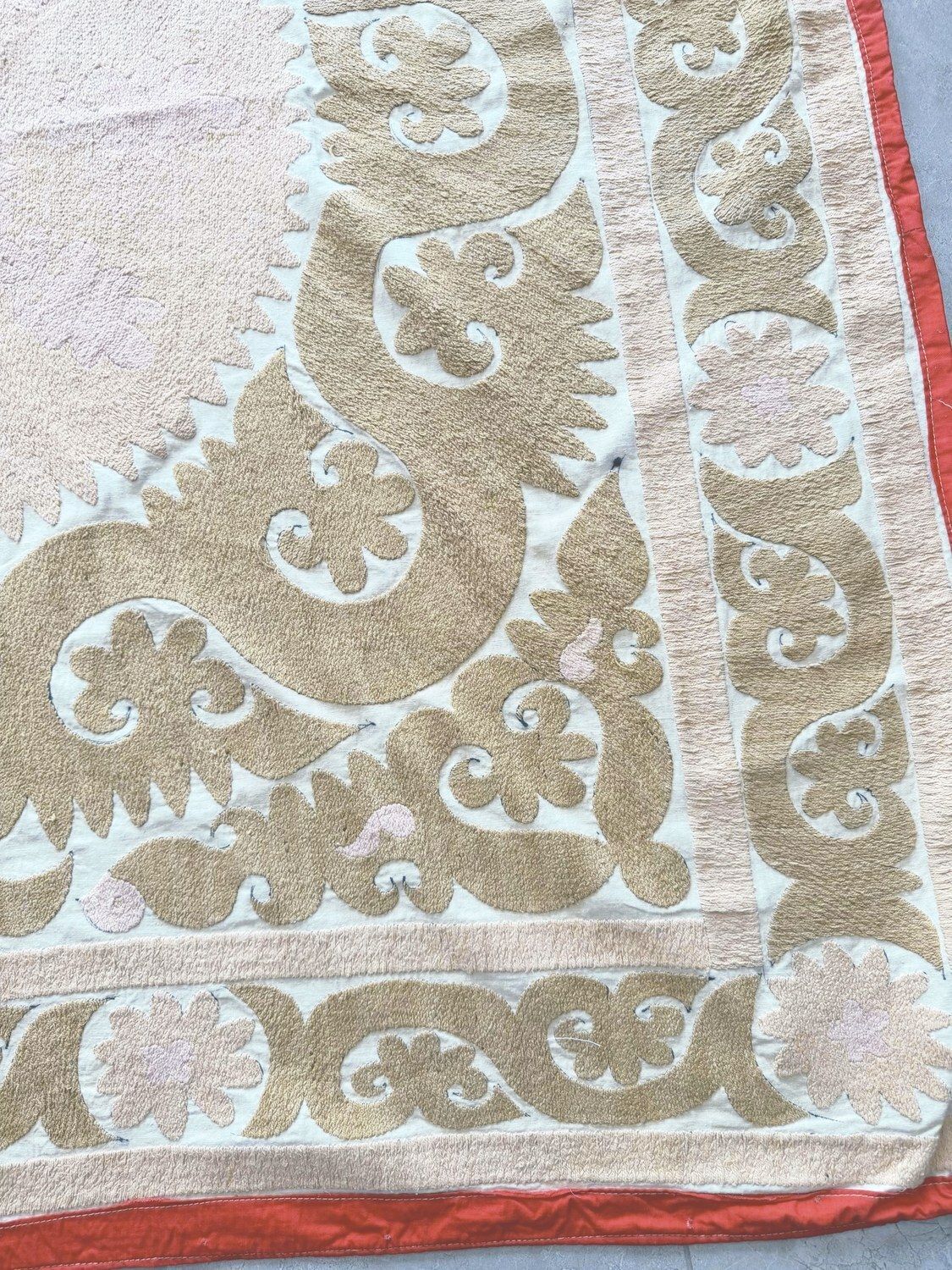 Suzani Tafelkleed, Neutraal Beige Oezbeeks Tafelkleed 135 x 137 cm photo for sale