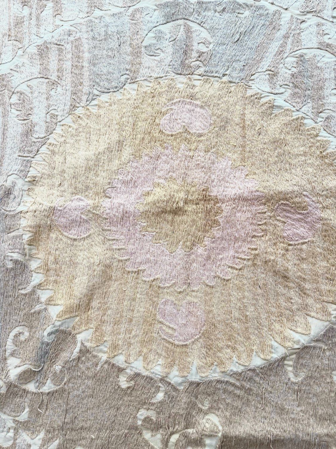 Suzani Tribal Textiel, Neutraal Beige Oezbeeks Tafelkleed 135 x 138 cm photo furniture