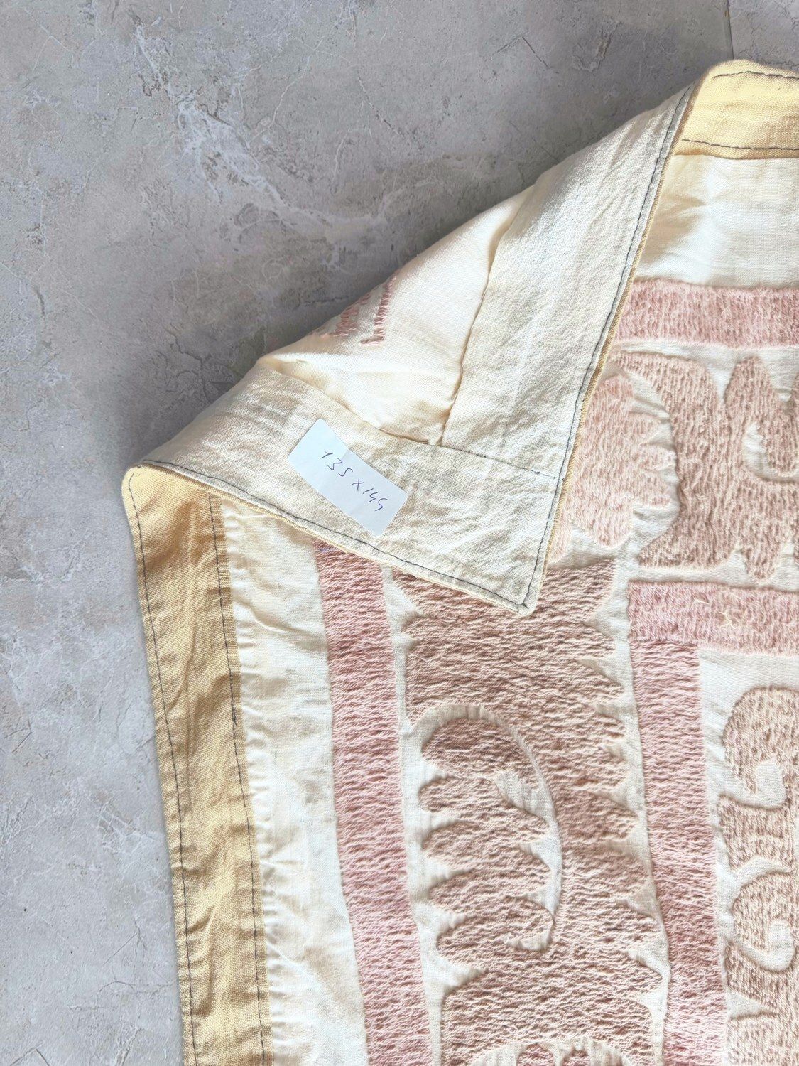 photo furniture Textile tribal Suzani, broderie vintage 135 x 144 cm