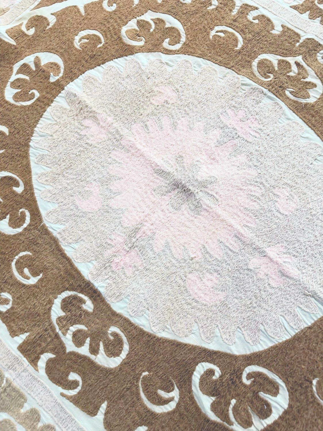 Decoratieve neutrale beige Suzani uit Oezbekistan - 136 x 155 cm photo for sale