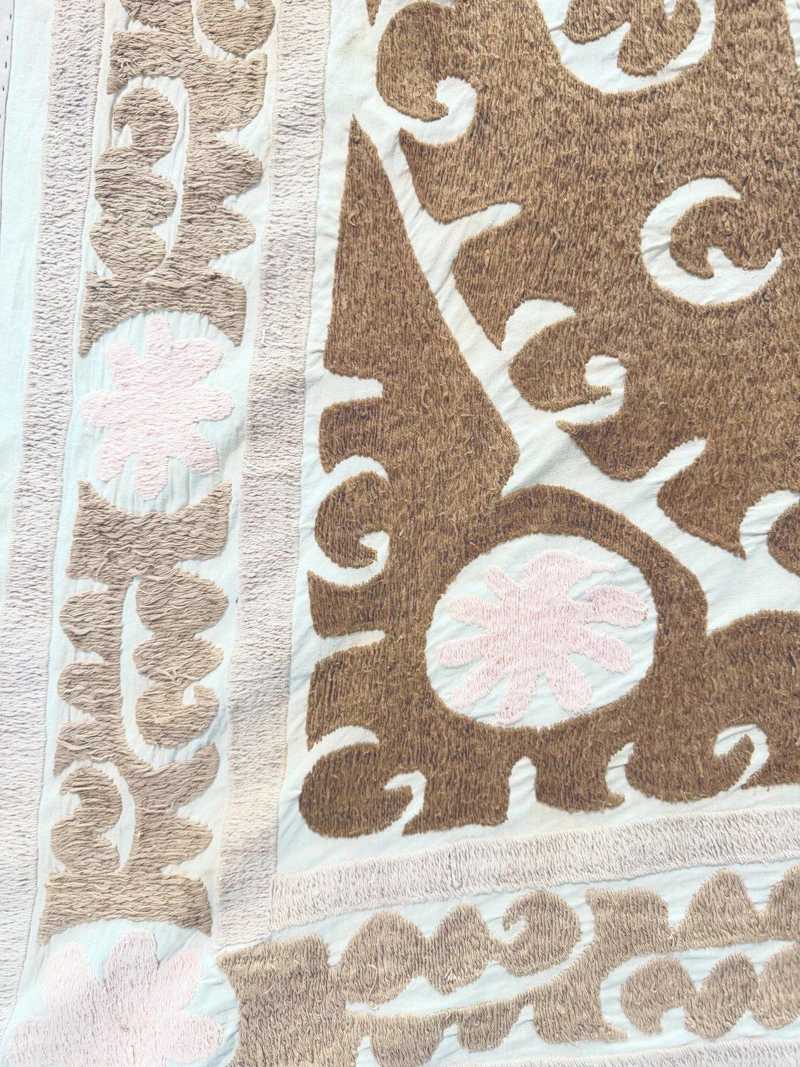Decoratieve neutrale beige Suzani uit Oezbekistan - 136 x 155 cm photo 302.0