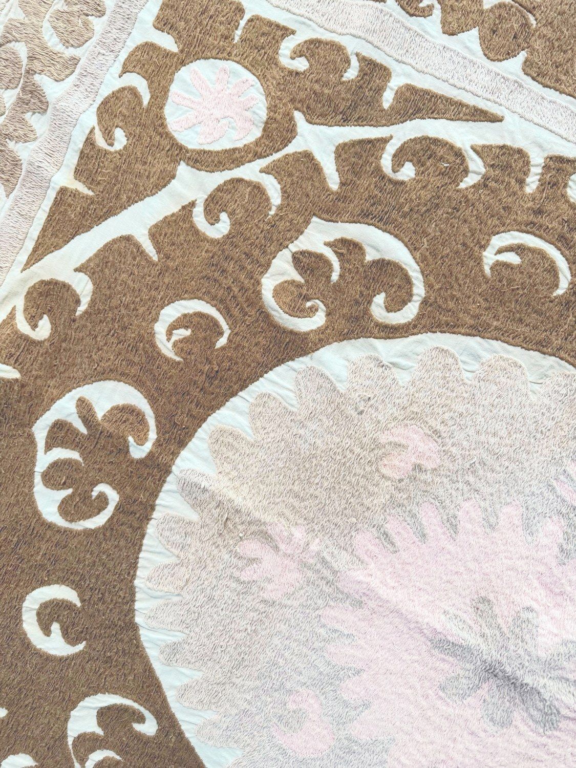 Decoratieve neutrale beige Suzani uit Oezbekistan - 136 x 155 cm photo vinterior