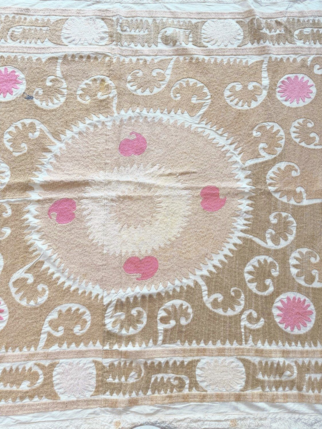 Textile tribal Suzani, nappe ouzbèke beige neutre, 138 x 140 cm photo furniture