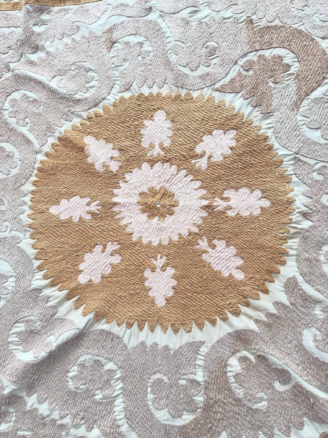 Textile tribal Suzani beige neutre, 138 x 142 cm photo furniture