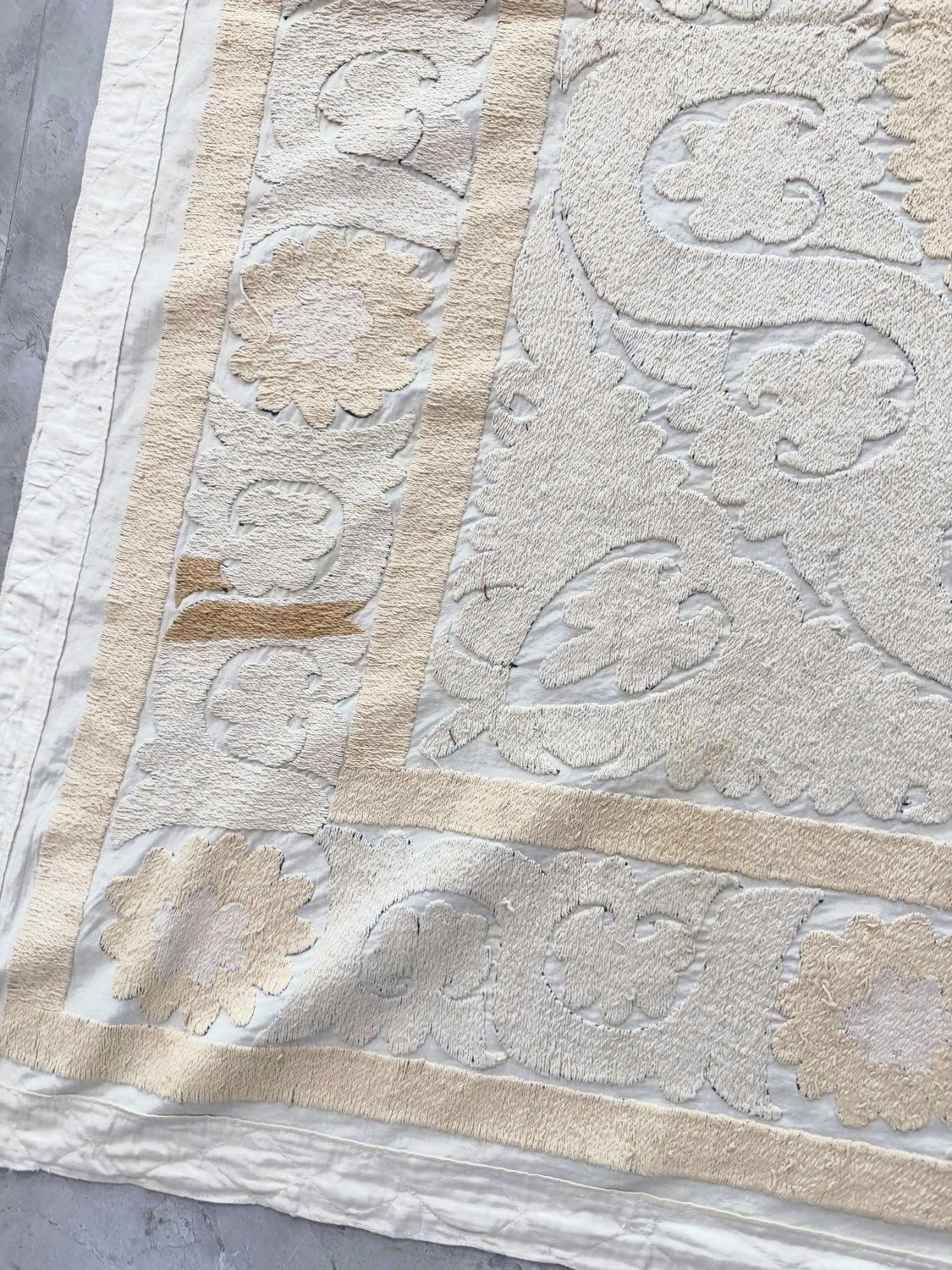 Nappe suzani de Samarkand, textile des années 1970, 138 x 143 cm photo Textiles