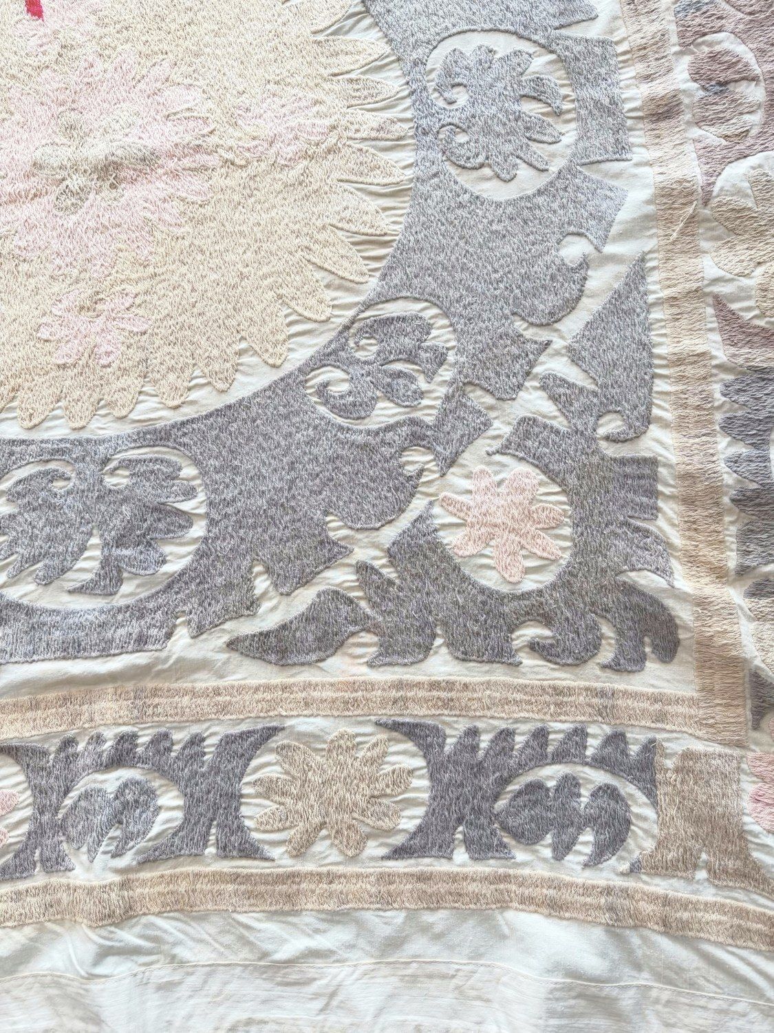 Decorative Suzani Tablecloth   4'138 X 152 Cm photo Textiel