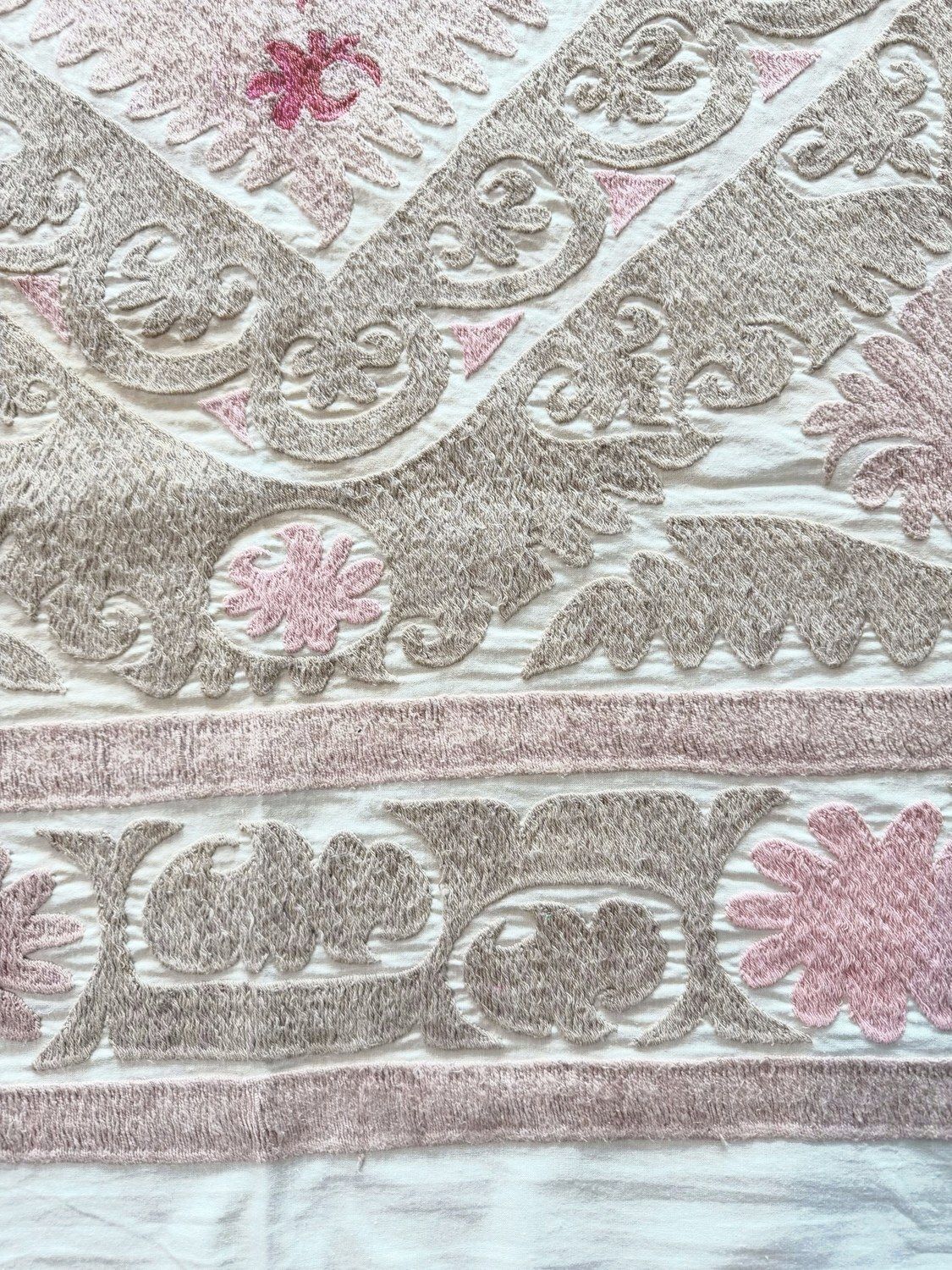 Suzani wandtapijt, neutraal beige Oezbeeks tafelkleed 140 x 147 cm photo vintage