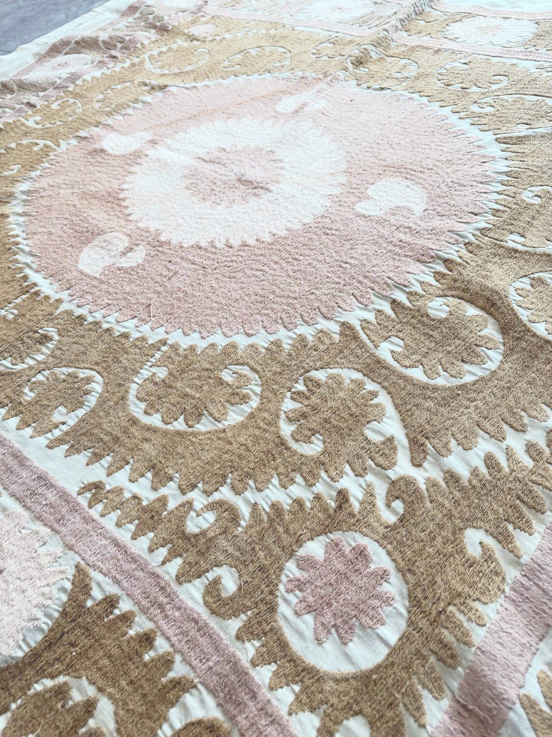 photo furniture Samarkand Suzani Tafelkleed Geborduurd Textiel 140 x 158 cm