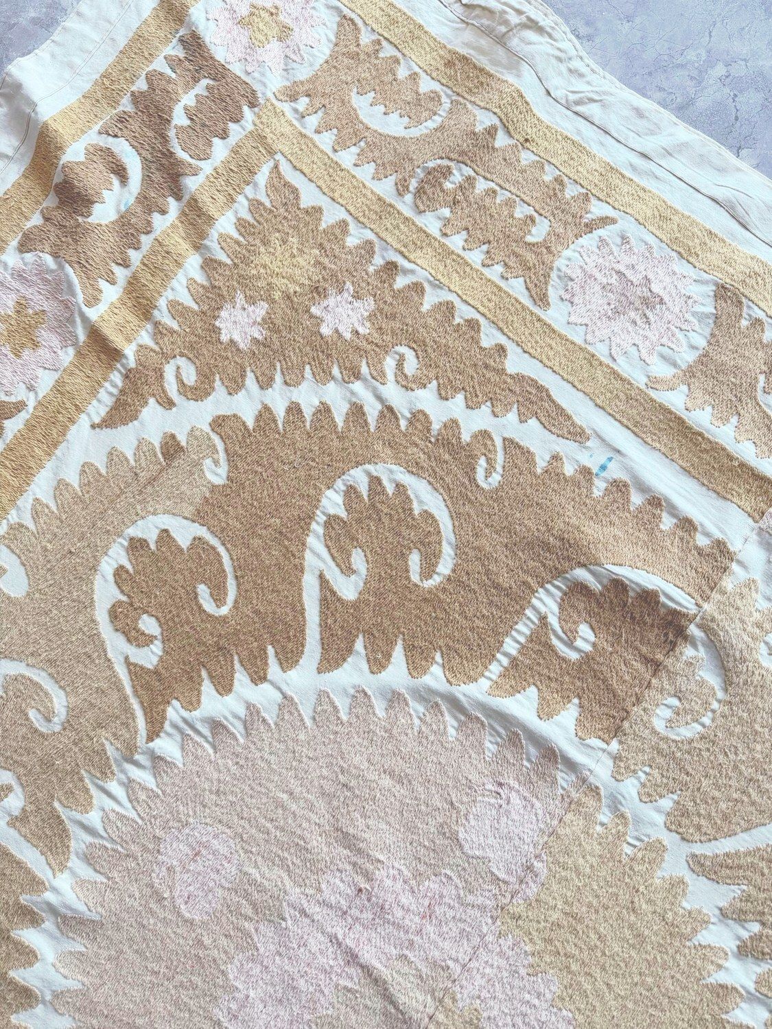 Suzani uit Bukhara, jaren 1970, neutraal beige - 145 x 150 cm photo buy