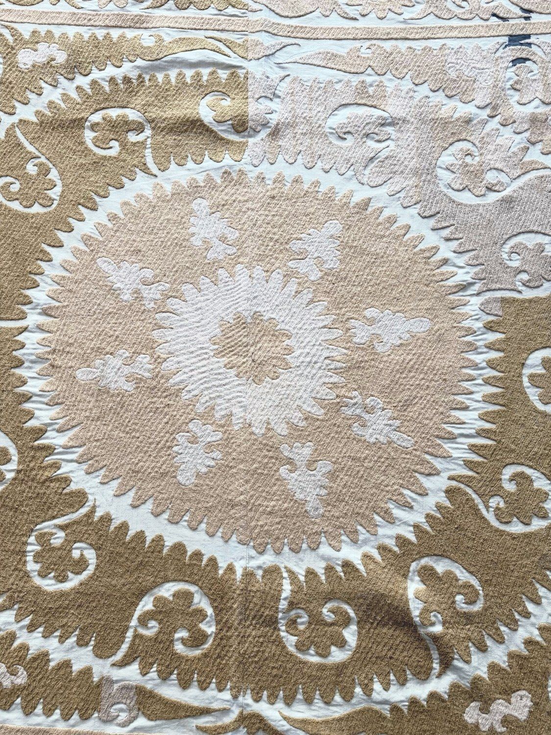 Suzani wanddecoratie, neutraal beige Oezbeeks tafelkleed 152 x 152 cm photo furniture