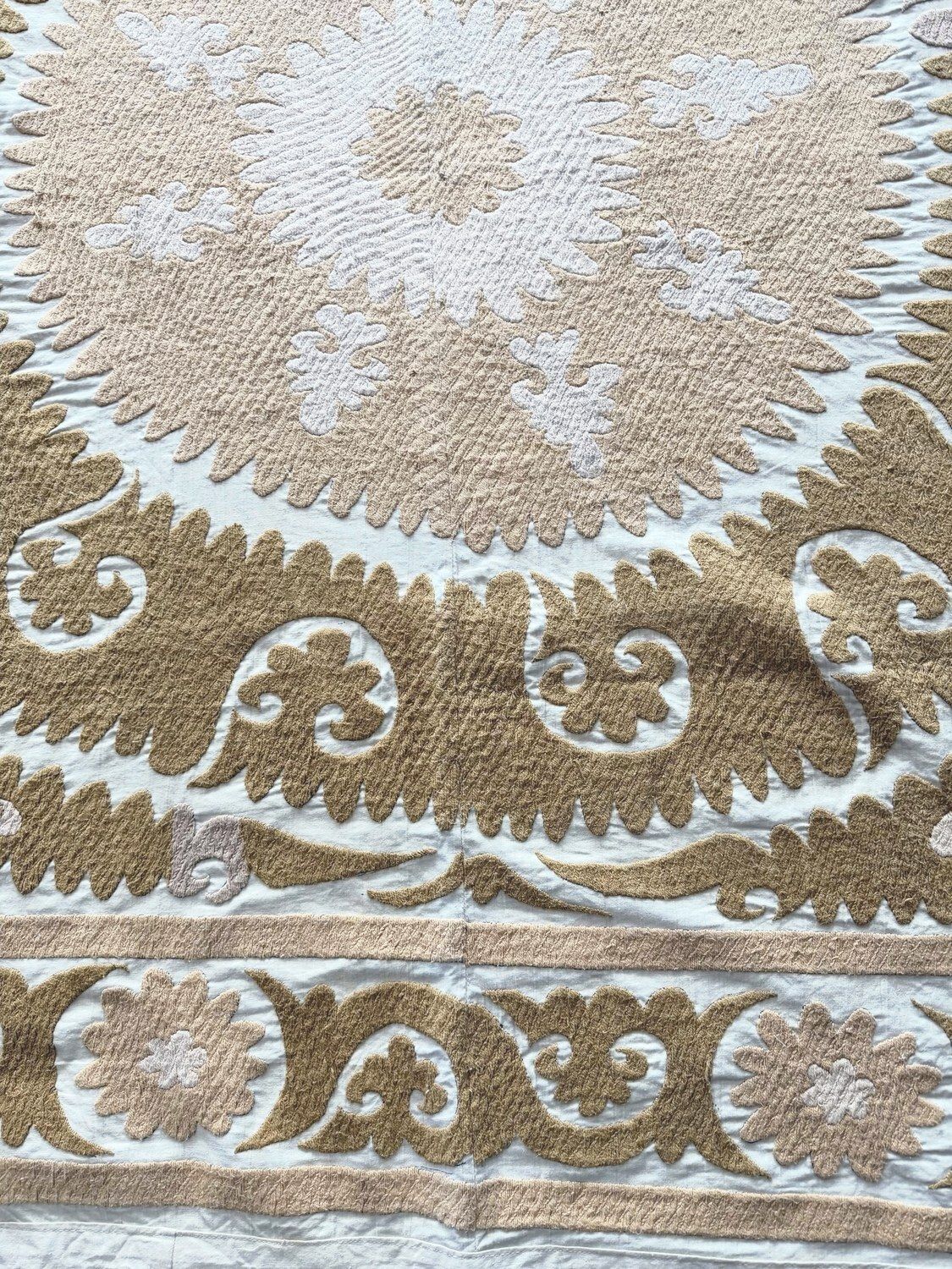 Suzani wanddecoratie, neutraal beige Oezbeeks tafelkleed 152 x 152 cm photo for sale