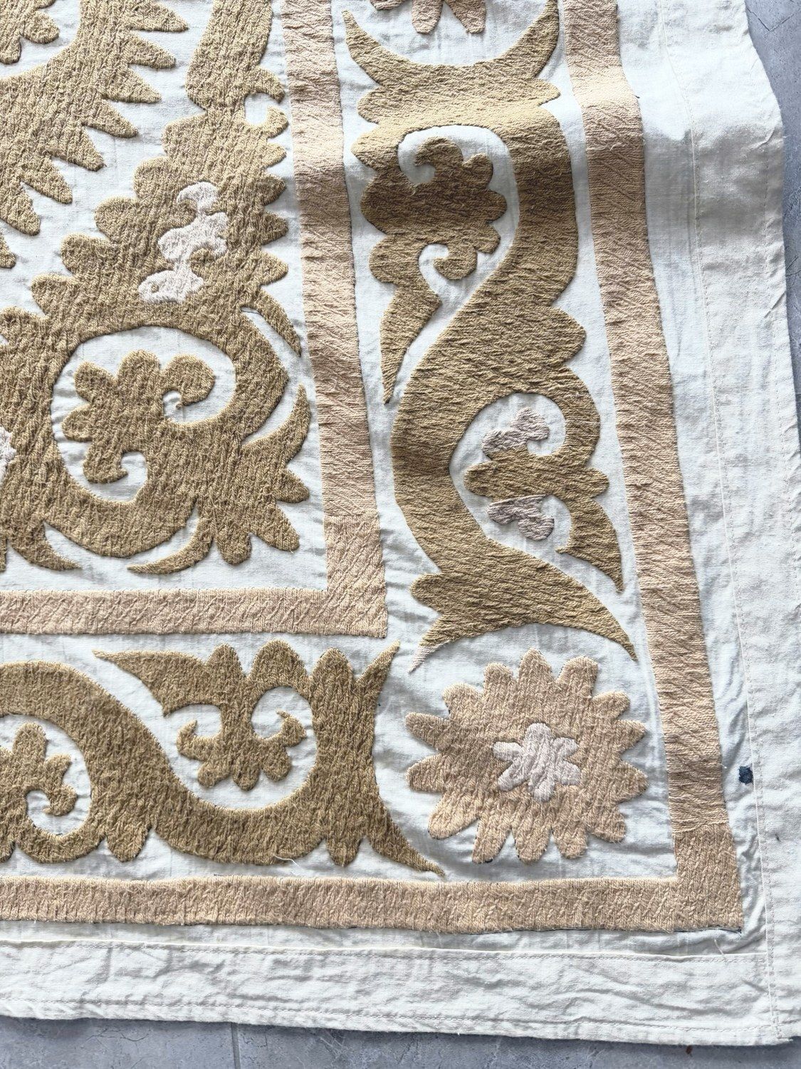 Suzani wanddecoratie, neutraal beige Oezbeeks tafelkleed 152 x 152 cm photo vinterior