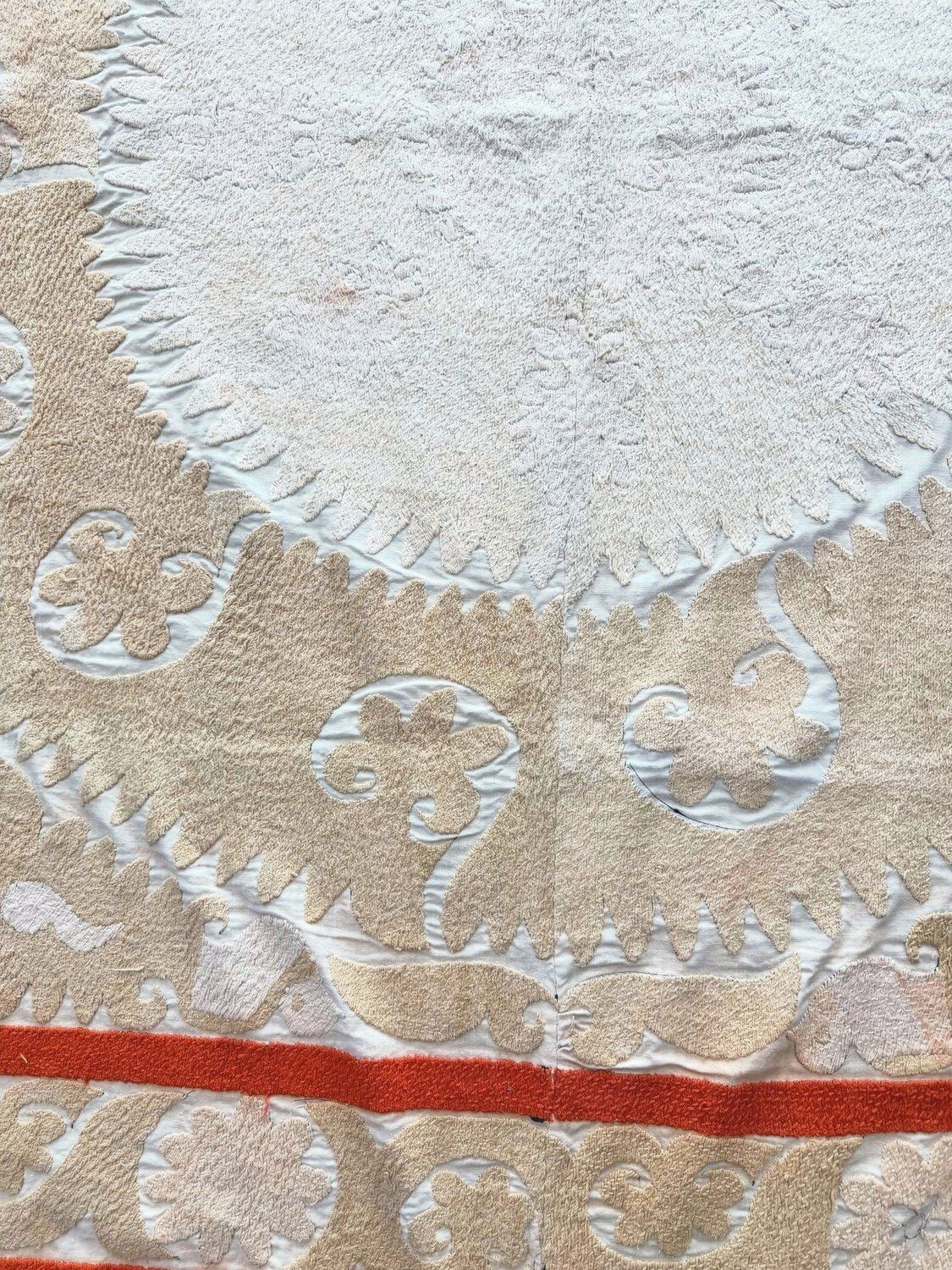 Met de hand geborduurd suzani wandkleed in neutrale beige tinten 152 x 154 cm photo for sale