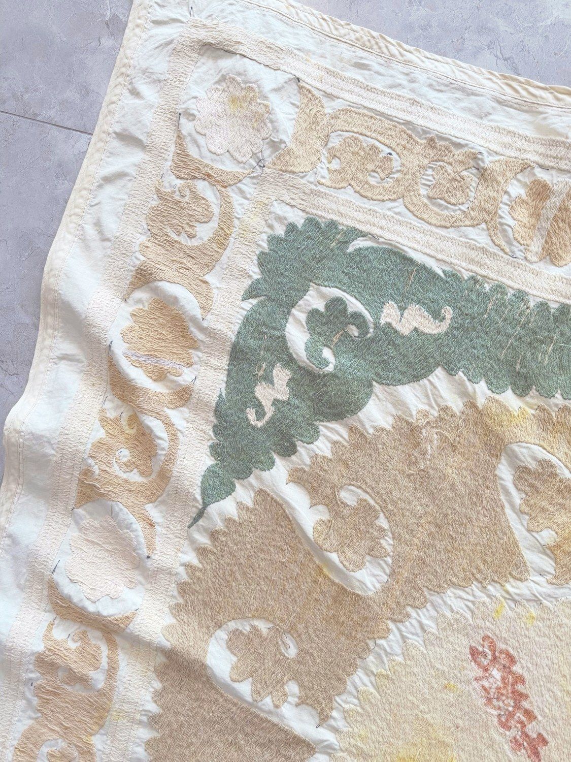 Met de hand geborduurd suzani wandkleed in neutrale beige tinten, 152 x 154 cm photo 336.0
