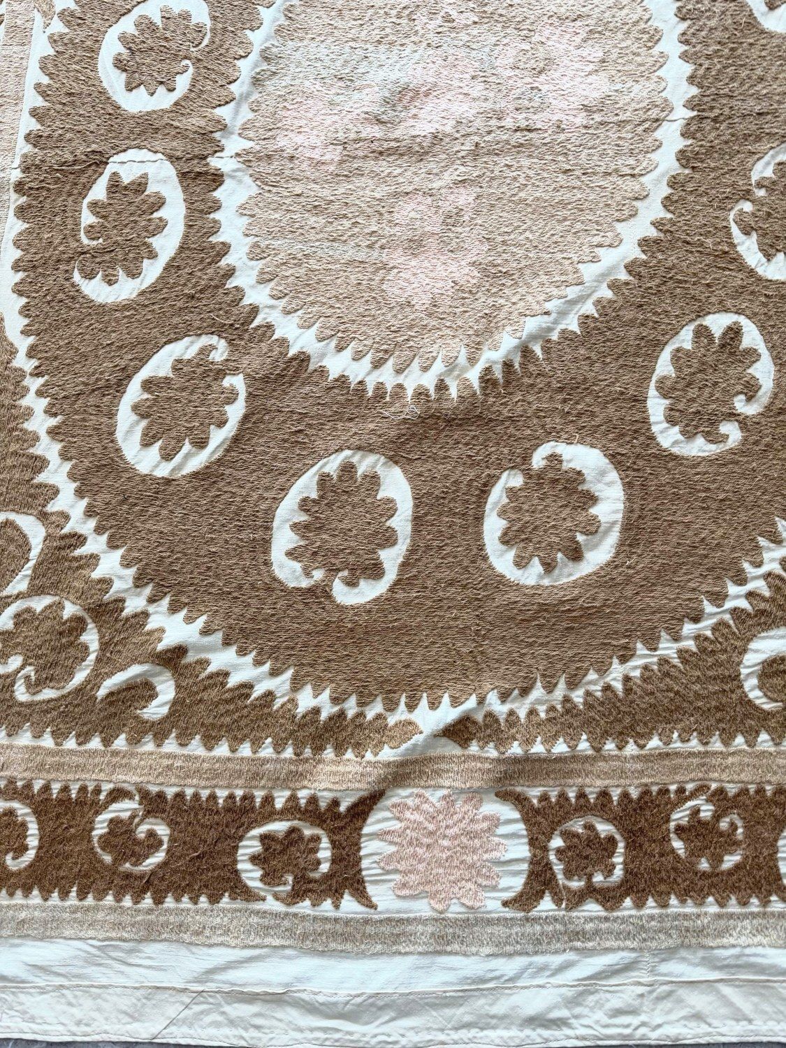 Suzani, tenture murale, nappe beige neutre uzbeke, 153 x 154 cm photo for sale