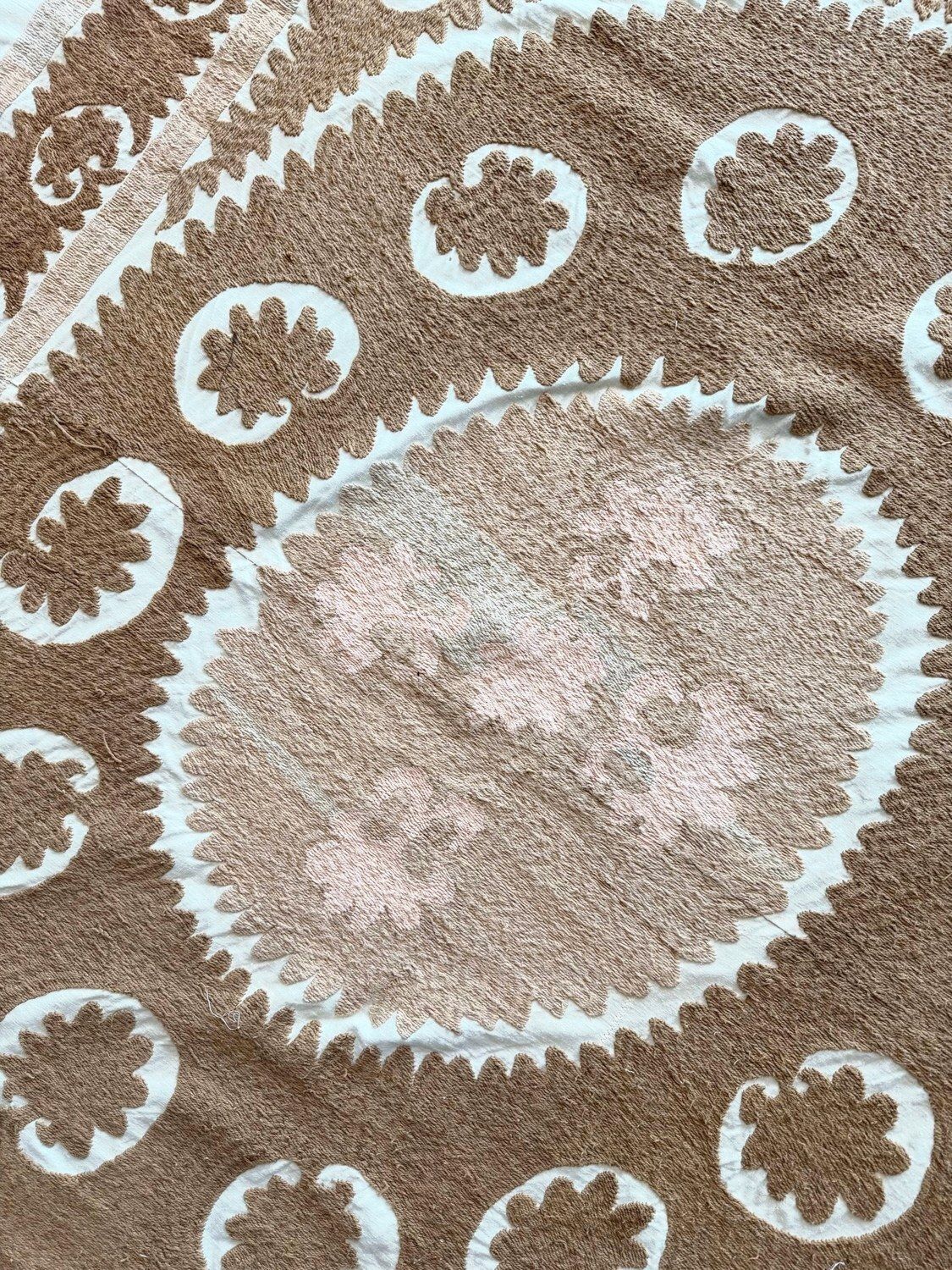 photo furniture Suzani wandtapijt, neutraal beige Oezbeeks tafelkleed 153 x 154 cm