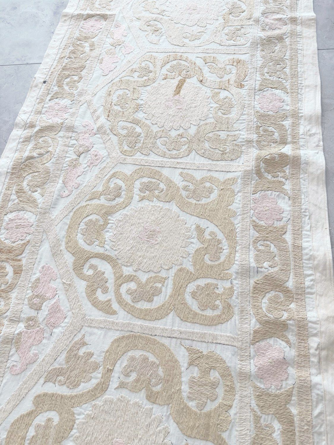 photo furniture Geborduurd grote Suzani wanddecoratie uit Bukhara 77 x 360 cm