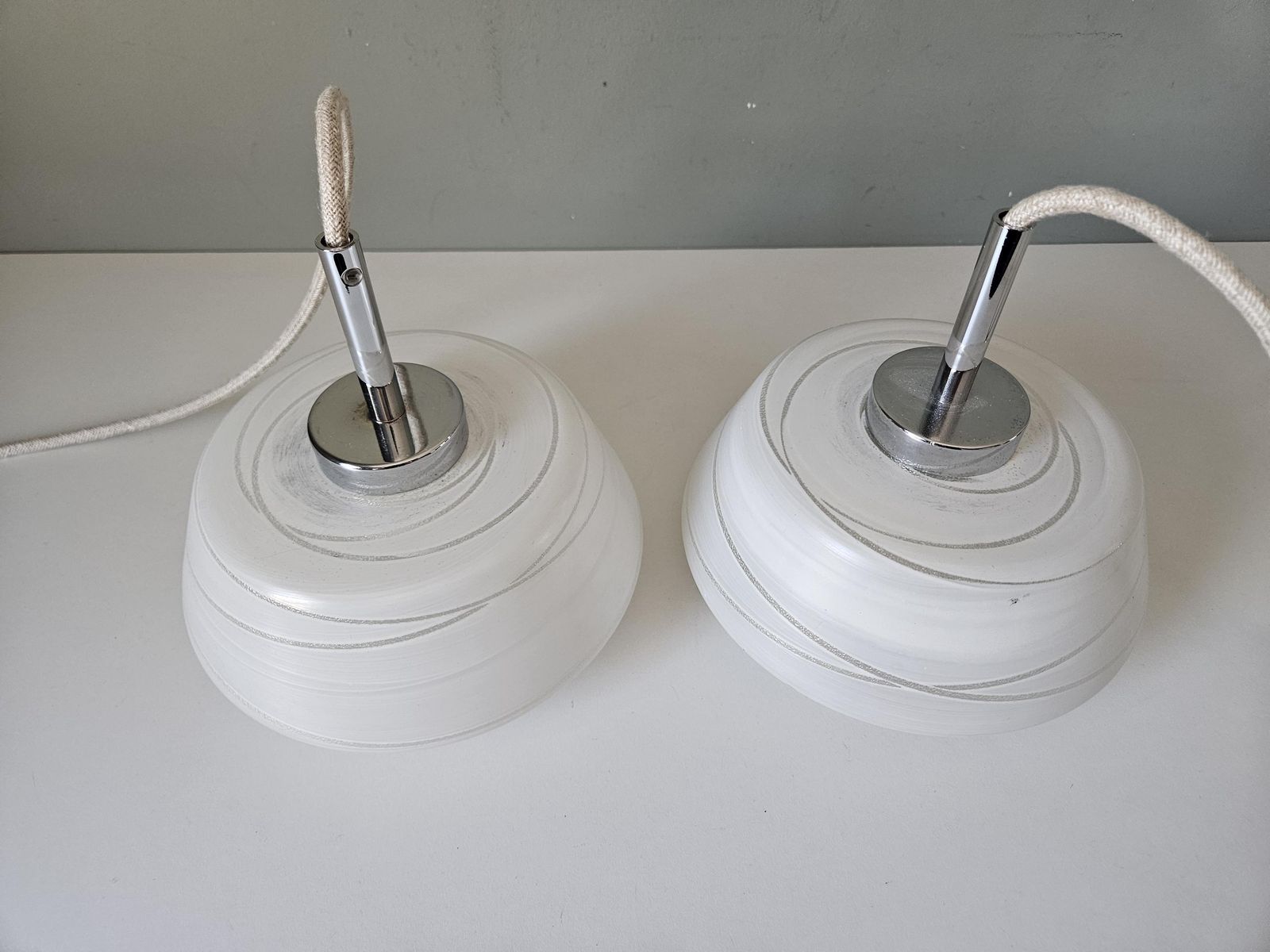 Set van twee vintage hanglampen | Mid-Century matglazen hanglampen | Keukeneilandverlichting photo Verlichting