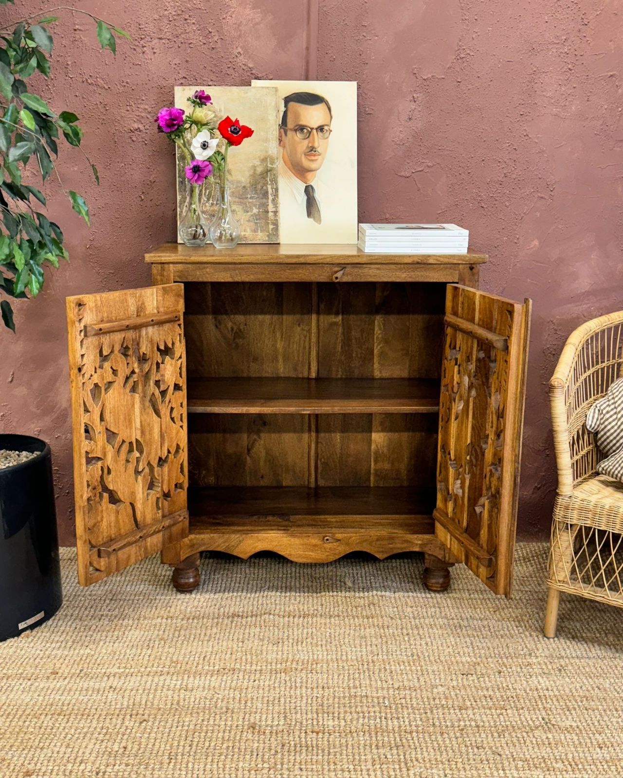 Met de hand vervaardigd dressoir van mangohout met twee deuren en pauwensnijwerk photo furniture