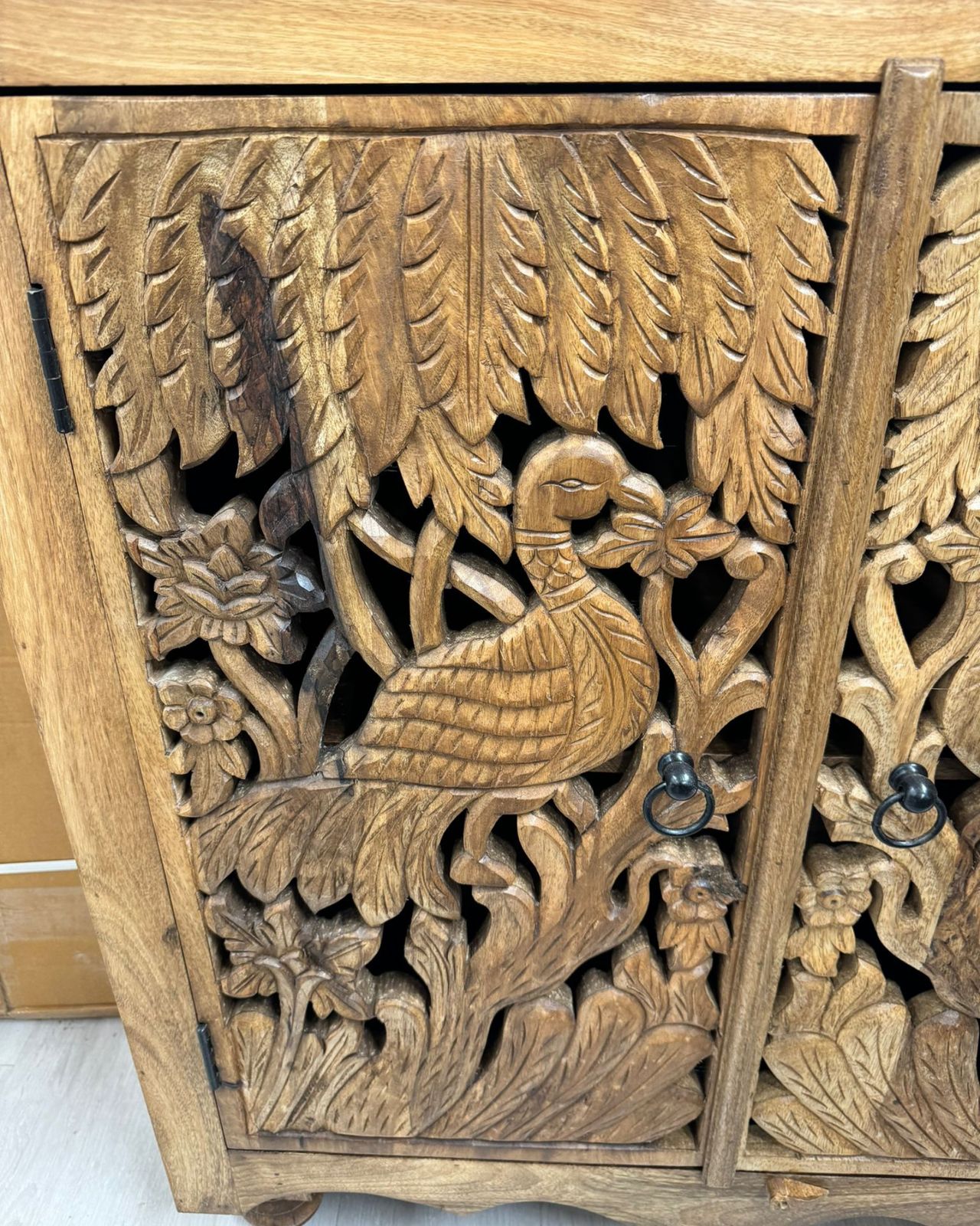 photo furniture Met de hand vervaardigd dressoir van mangohout met twee deuren en pauwensnijwerk
