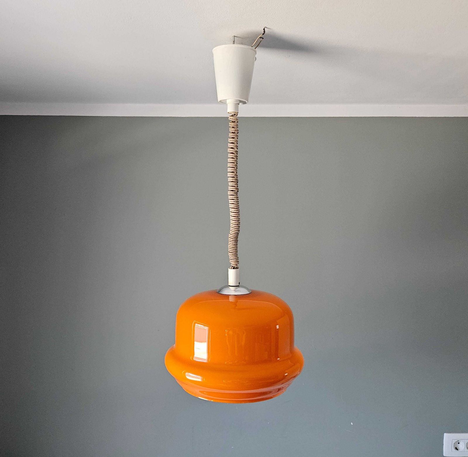 photo vintage Vintage oranje opaline glazen hanglamp | jaren 1970 Space Age plafondlamp