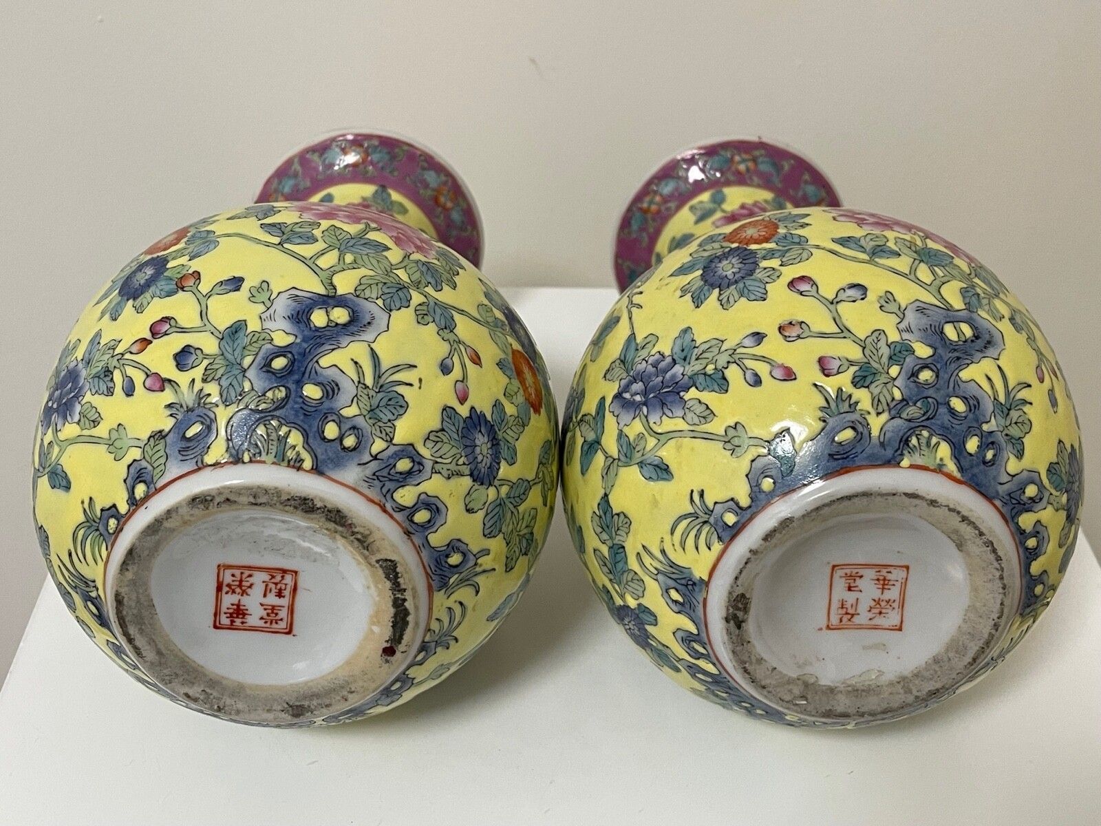 Paar 20e-eeuwse Chinese gele porseleinen vazen, roze chrysant en blauwe lotusbloem photo buy