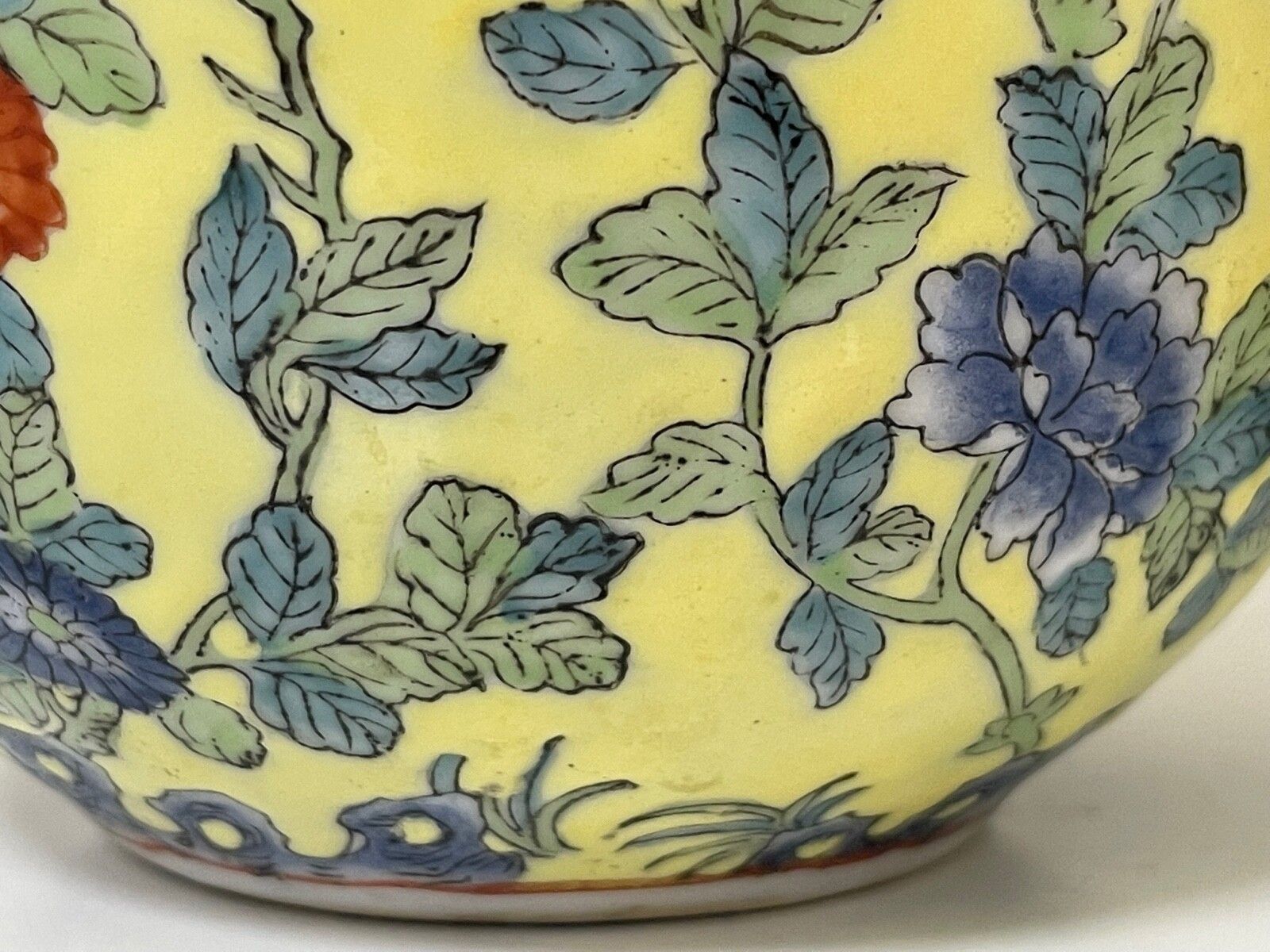photo furniture Paar 20e-eeuwse Chinese gele porseleinen vazen, roze chrysant en blauwe lotusbloem