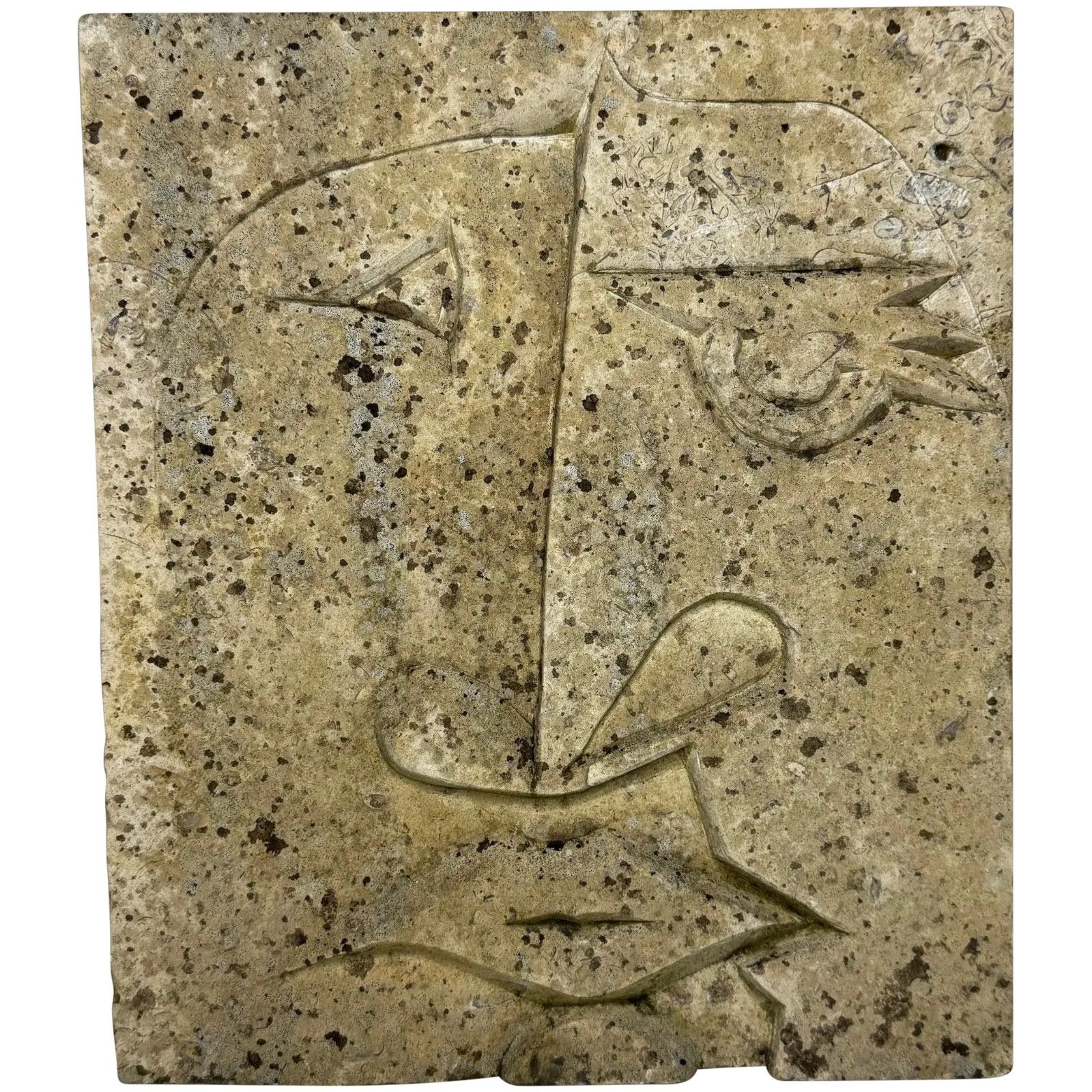 Modernistisch kubistisch stenen gezichtsreliëf in de stijl van Picasso