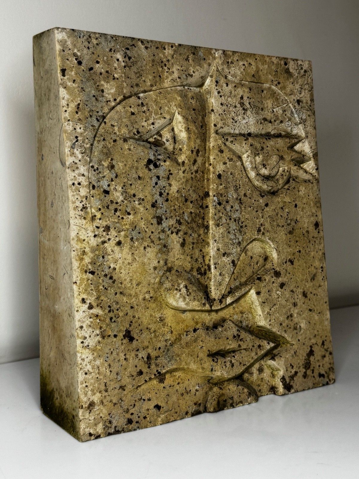 Modernistisch kubistisch stenen gezichtsreliëf in de stijl van Picasso photo furniture