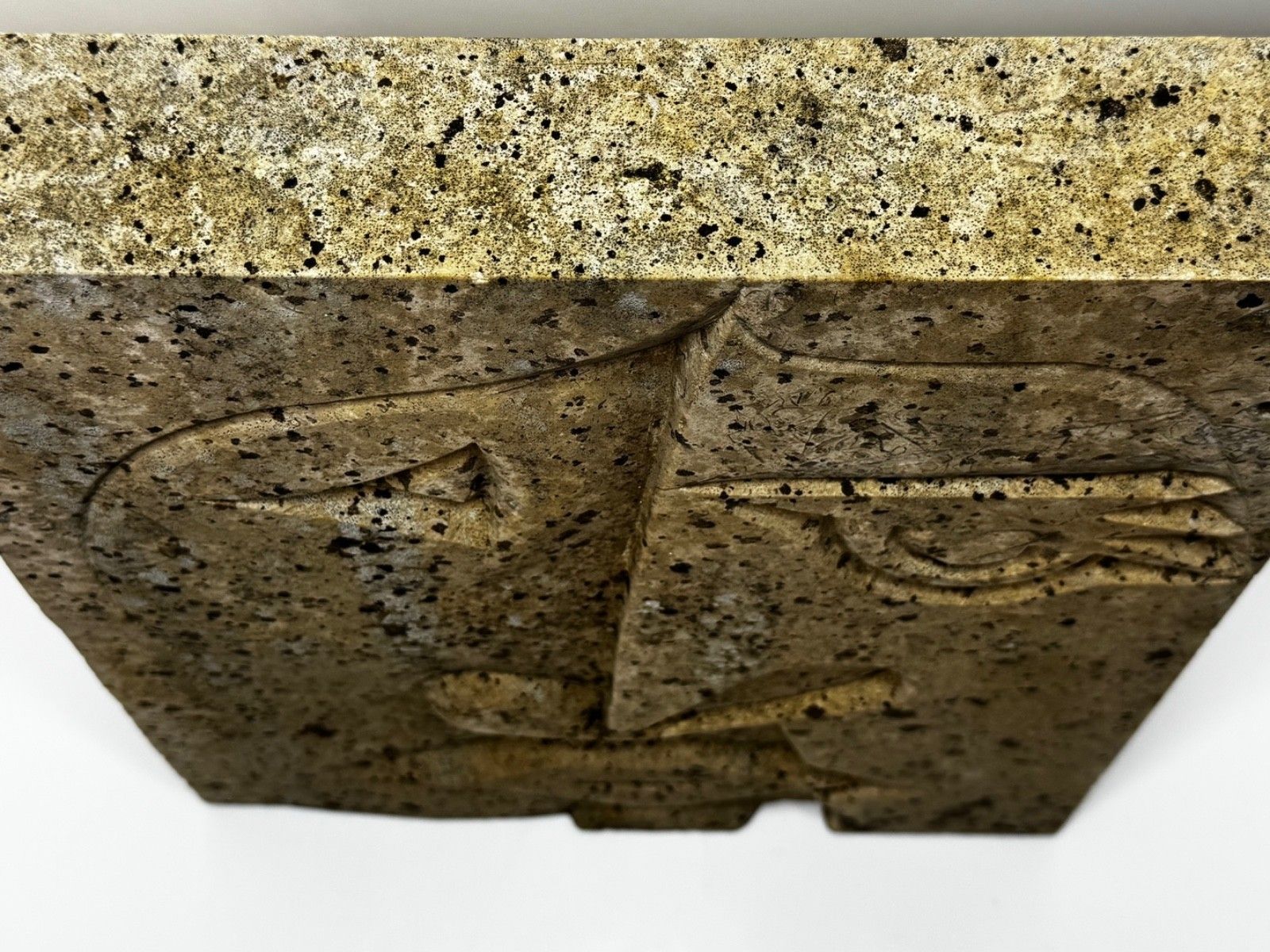 Modernistisch kubistisch stenen gezichtsreliëf in de stijl van Picasso photo Kunst
