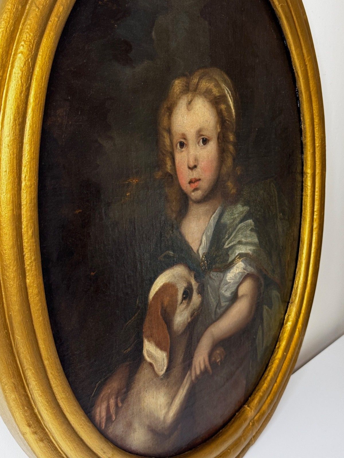 17e-eeuws olieverfchilderij, Een Ontroerende Band, Jongen met King Charles Spaniel-pup, Cirkel van Mary Beale, ca. 1680 photo vintage