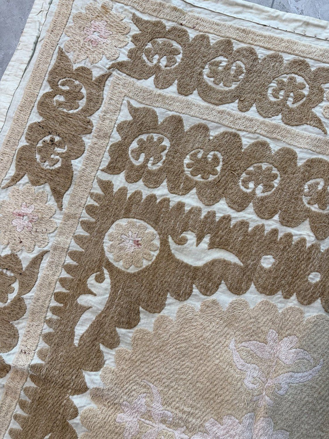 Tenture murale Suzani Bukhara brodée à la main, coton, coloris chameau, beige et ivoire, ethnique, 127 x 158 cm photo 284.0
