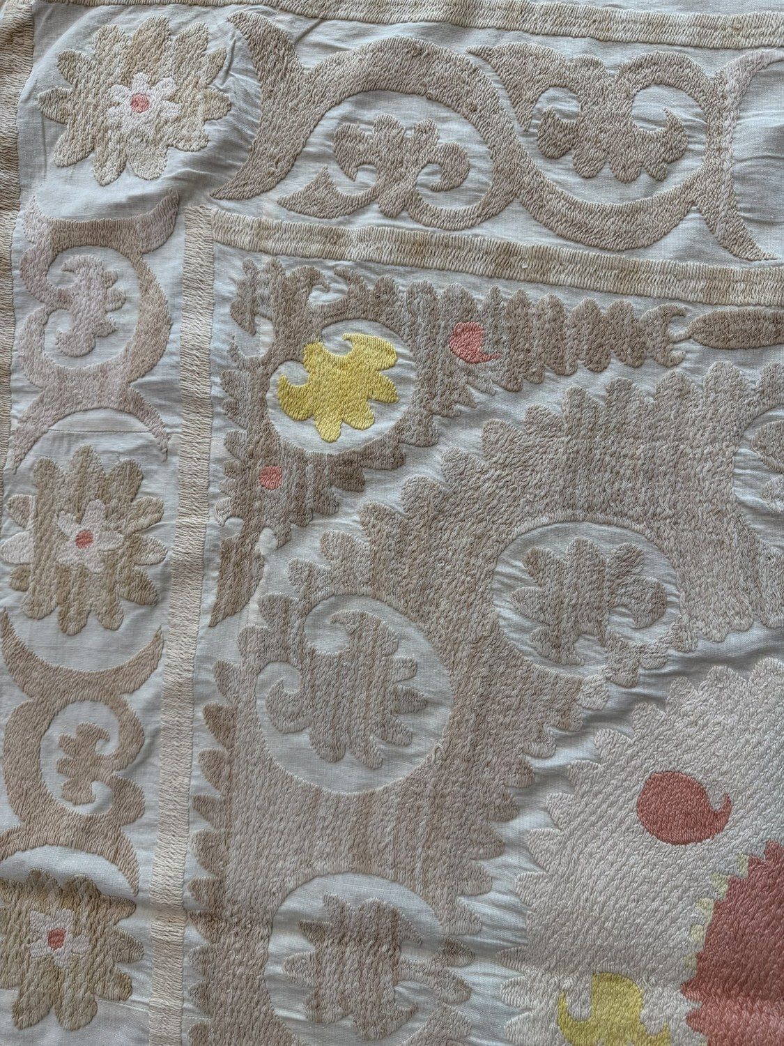 Boho beige geel Centraal-Aziatische suzani wandkleed 114 x 122 cm photo vinterior