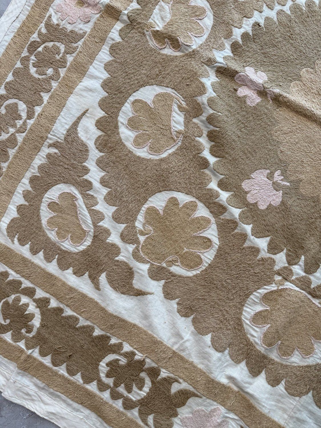 Vintage beige witte Oezbeekse Suzani wandkleed 132 x 138 cm photo Textiel