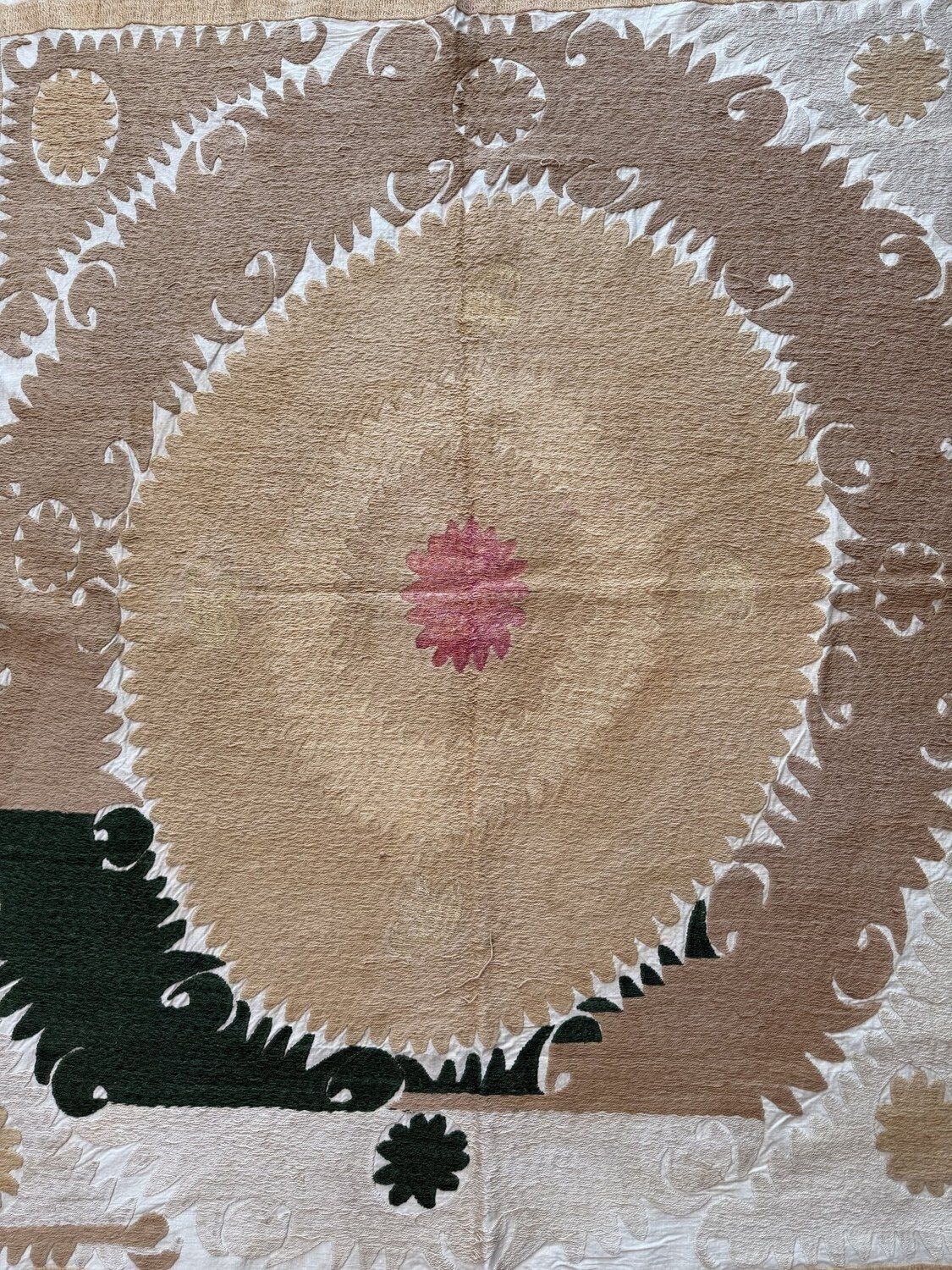 Boho Beige Goud Centraal-Aziatische Suzani Wandkleed 138 x 155 cm photo furniture