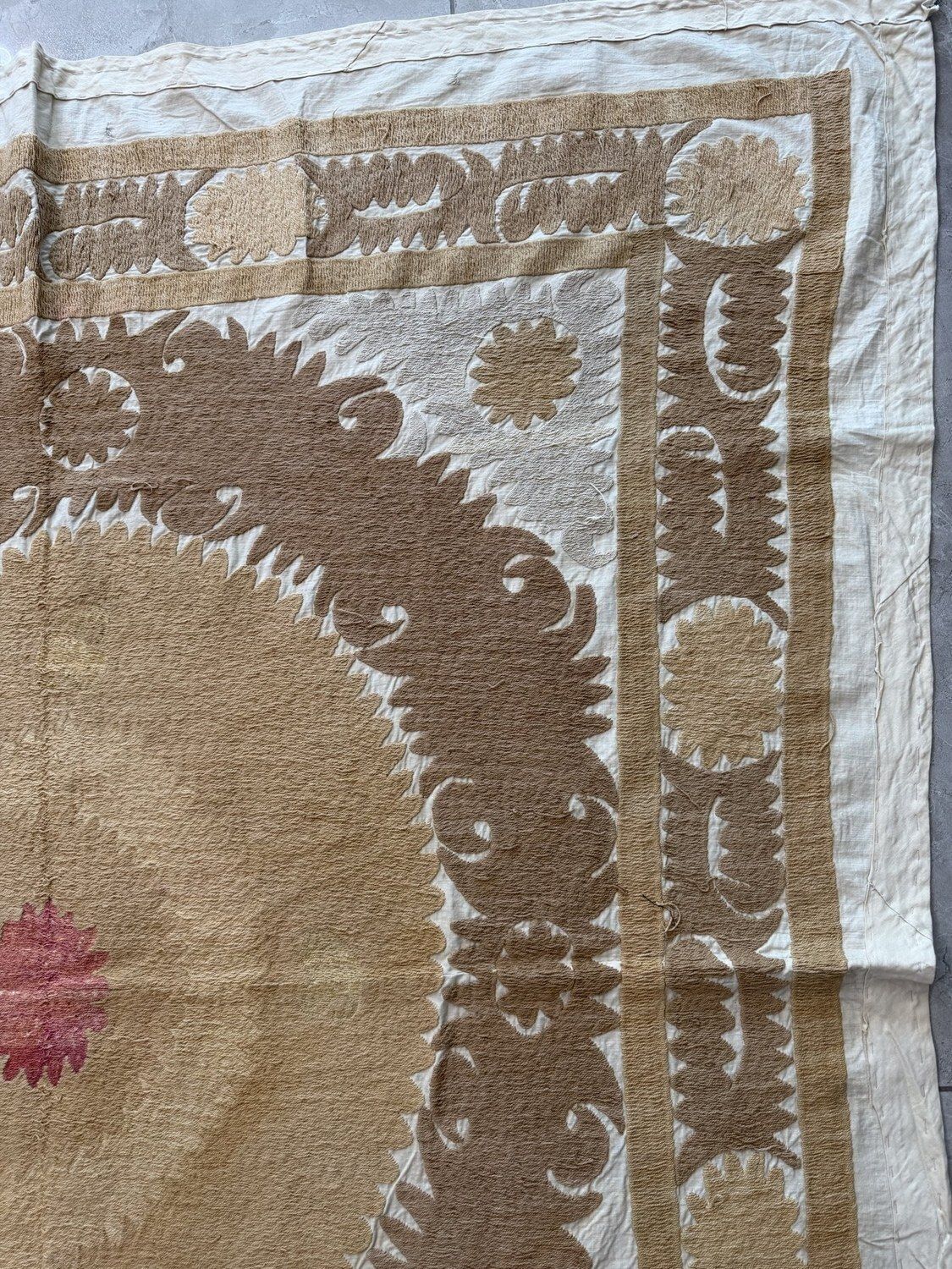 Boho Beige Goud Centraal-Aziatische Suzani Wandkleed 138 x 155 cm photo vinterior