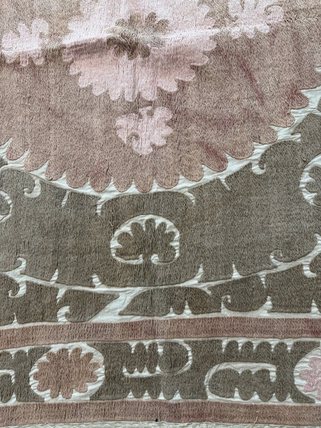 Suzani ouzbek fait main, gris et rose, 140 x 143 cm photo Textiles