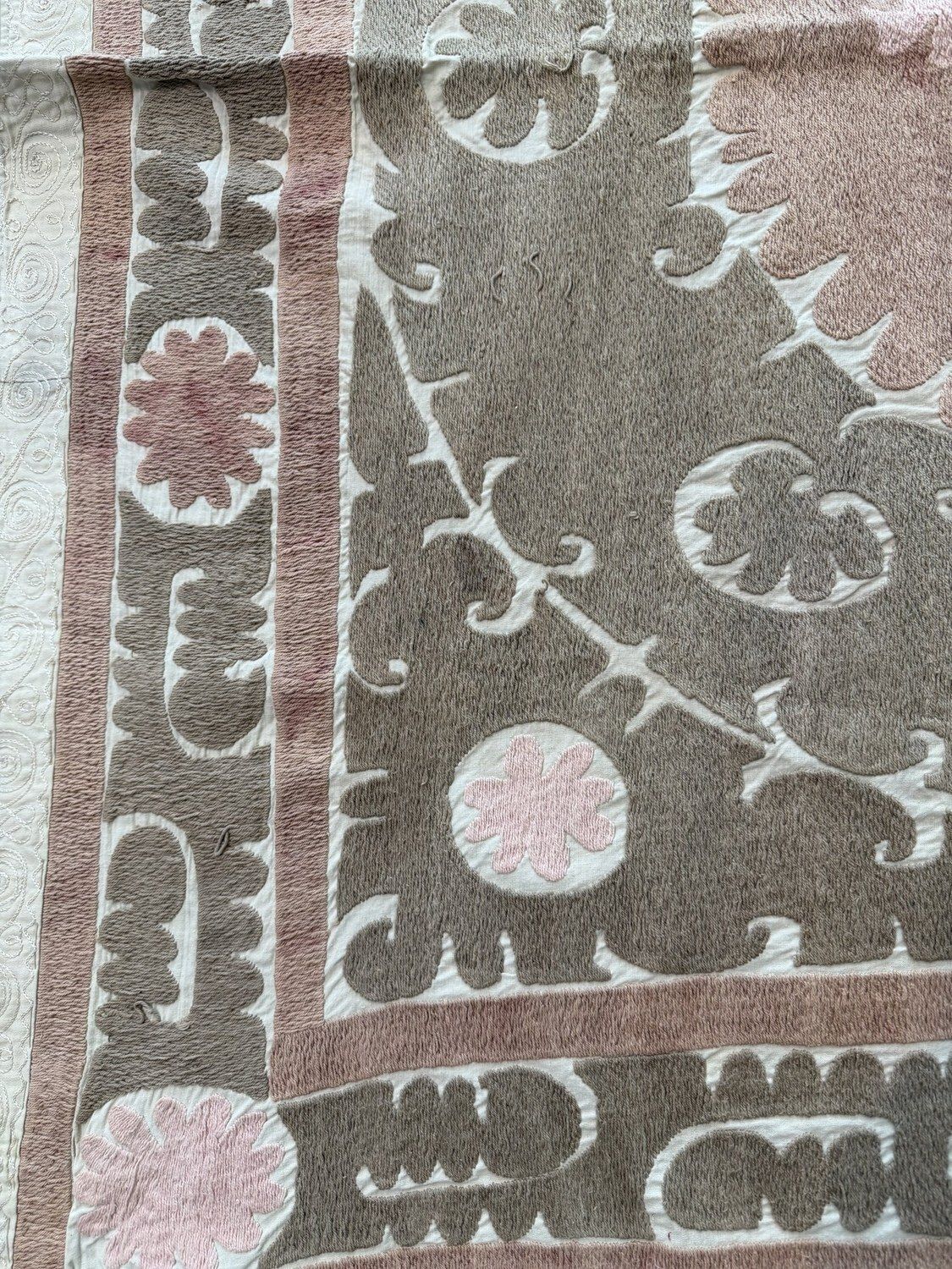 Suzani ouzbek fait main, gris et rose, 140 x 143 cm photo 284.0