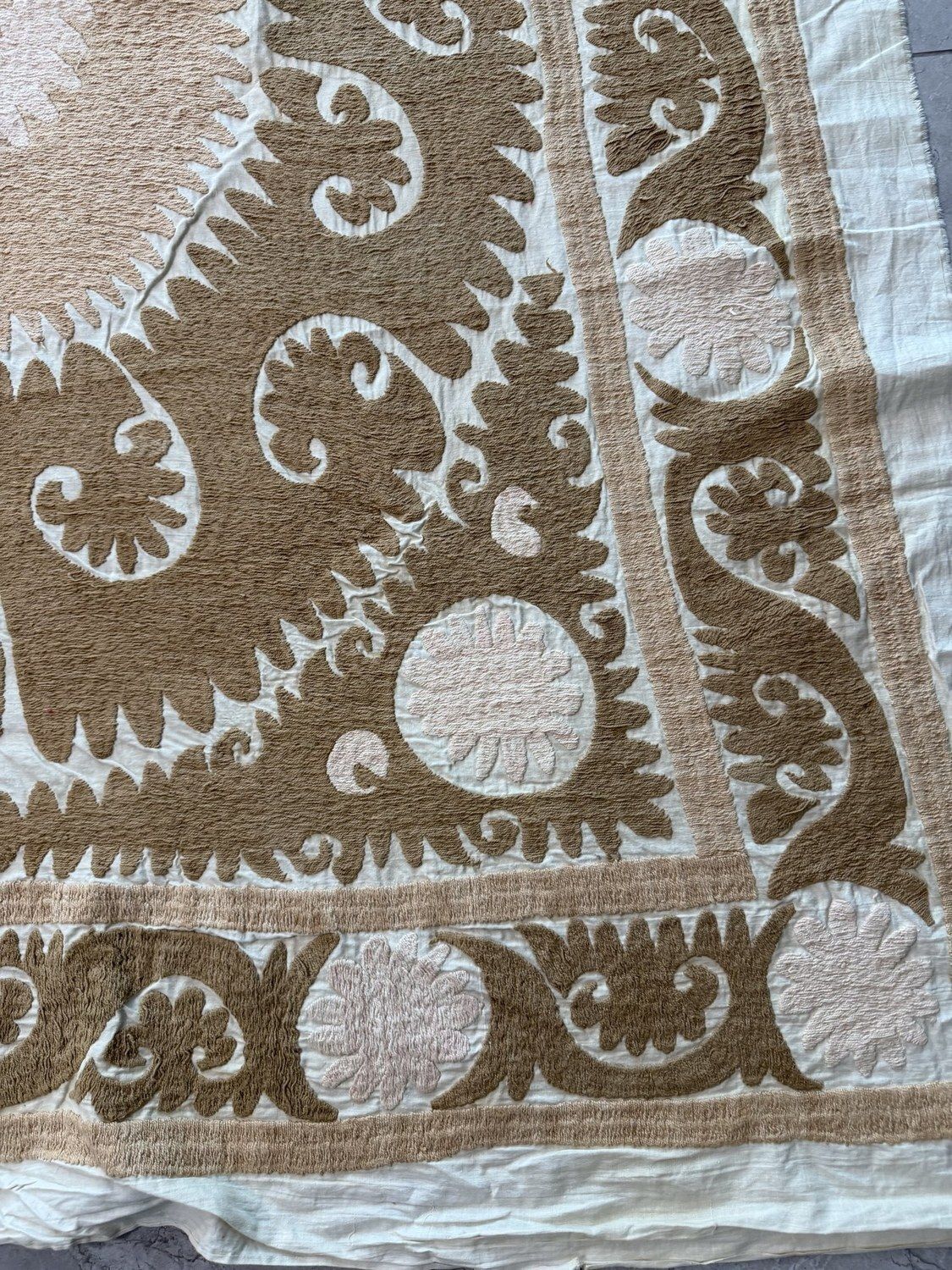 Boho bruine en witte Centraal-Aziatische suzani wandkleed 144 x 170 cm photo for sale