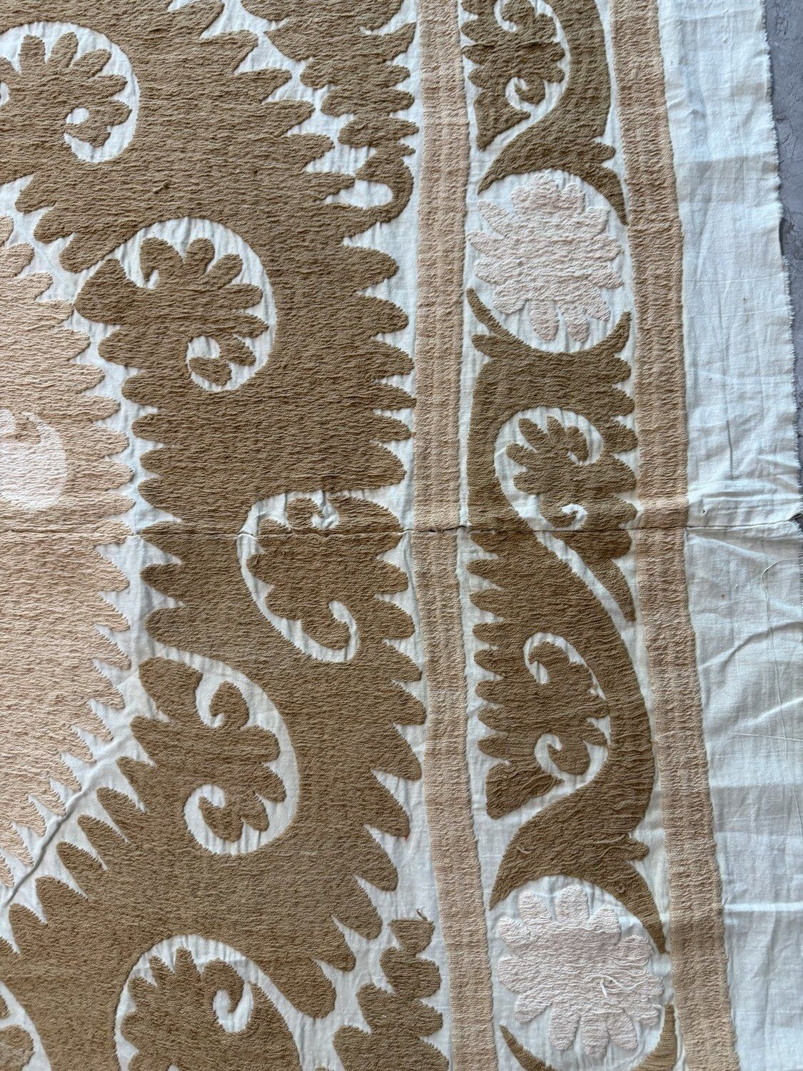 photo furniture Boho bruine en witte Centraal-Aziatische suzani wandkleed 144 x 170 cm