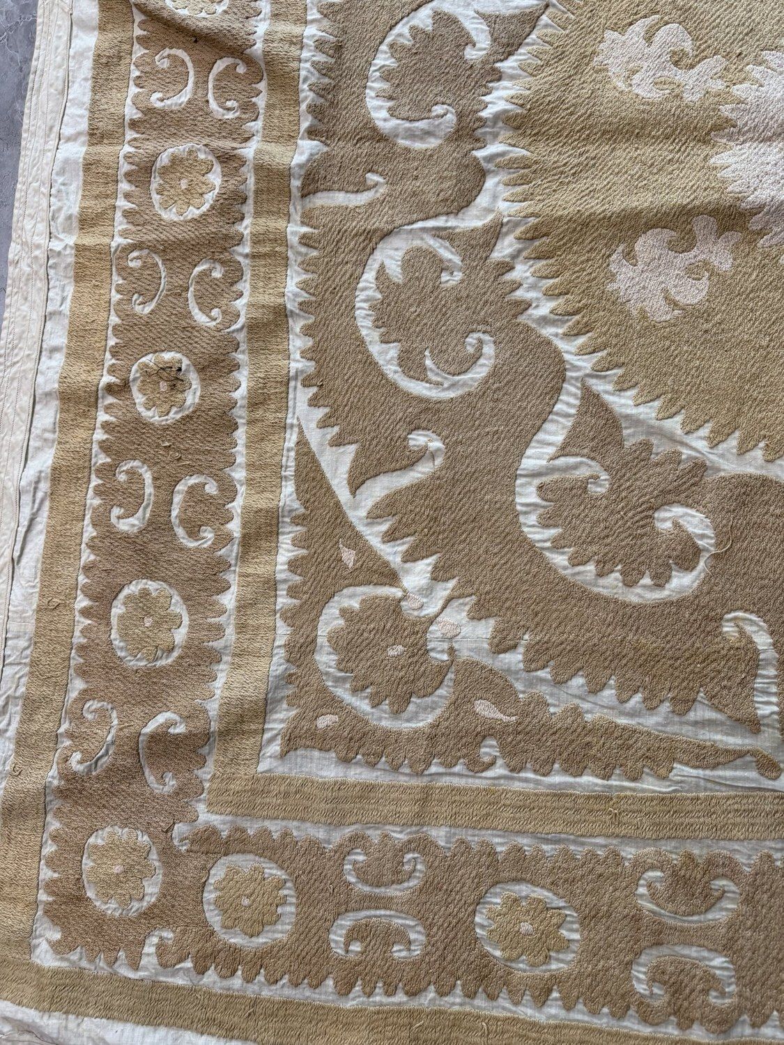 Suzani ouzbek fait main, blanc et beige, 145 x 156 cm photo Textiles